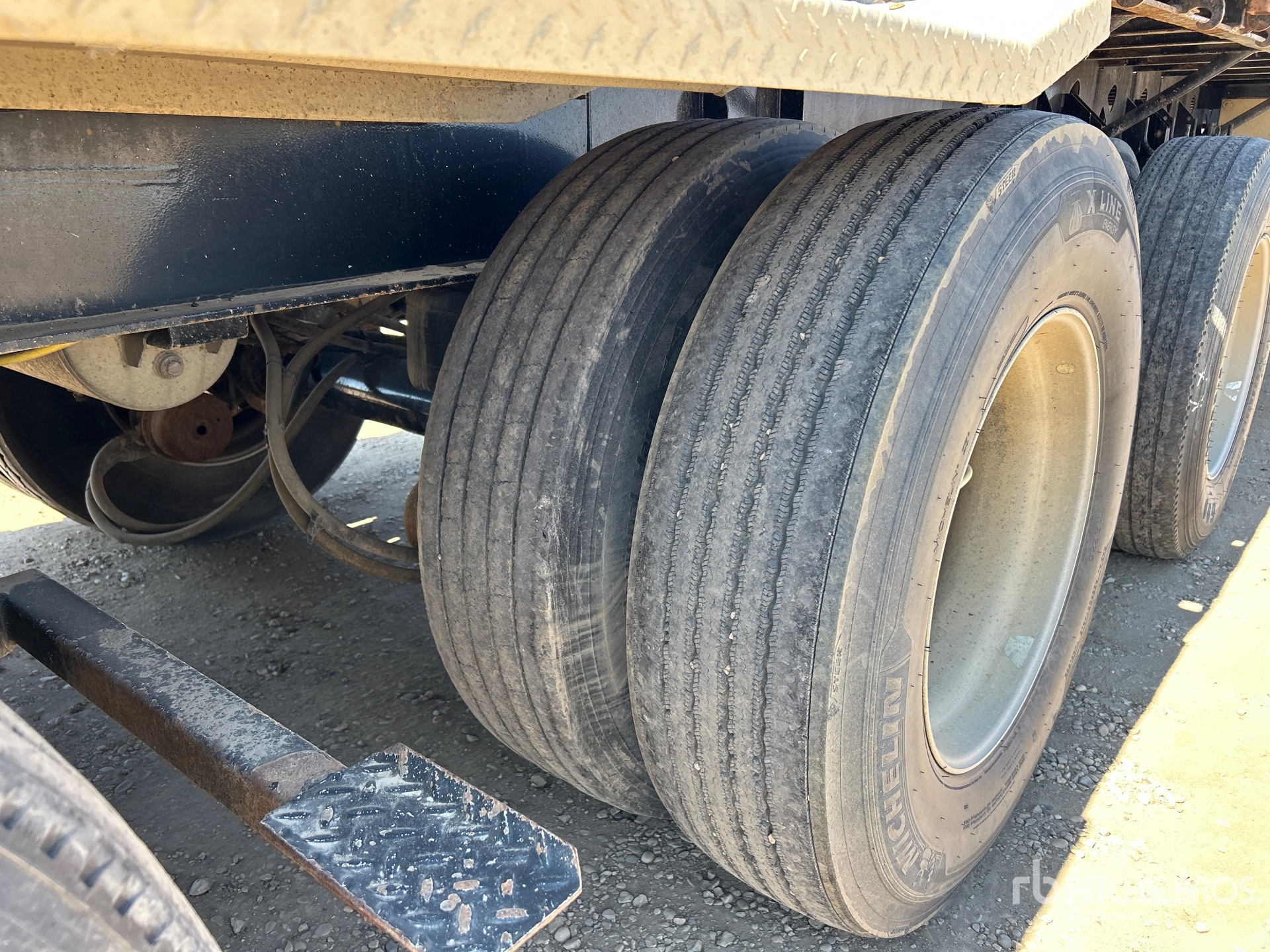 2019 Doepker 32 ft Super B-Train Lead