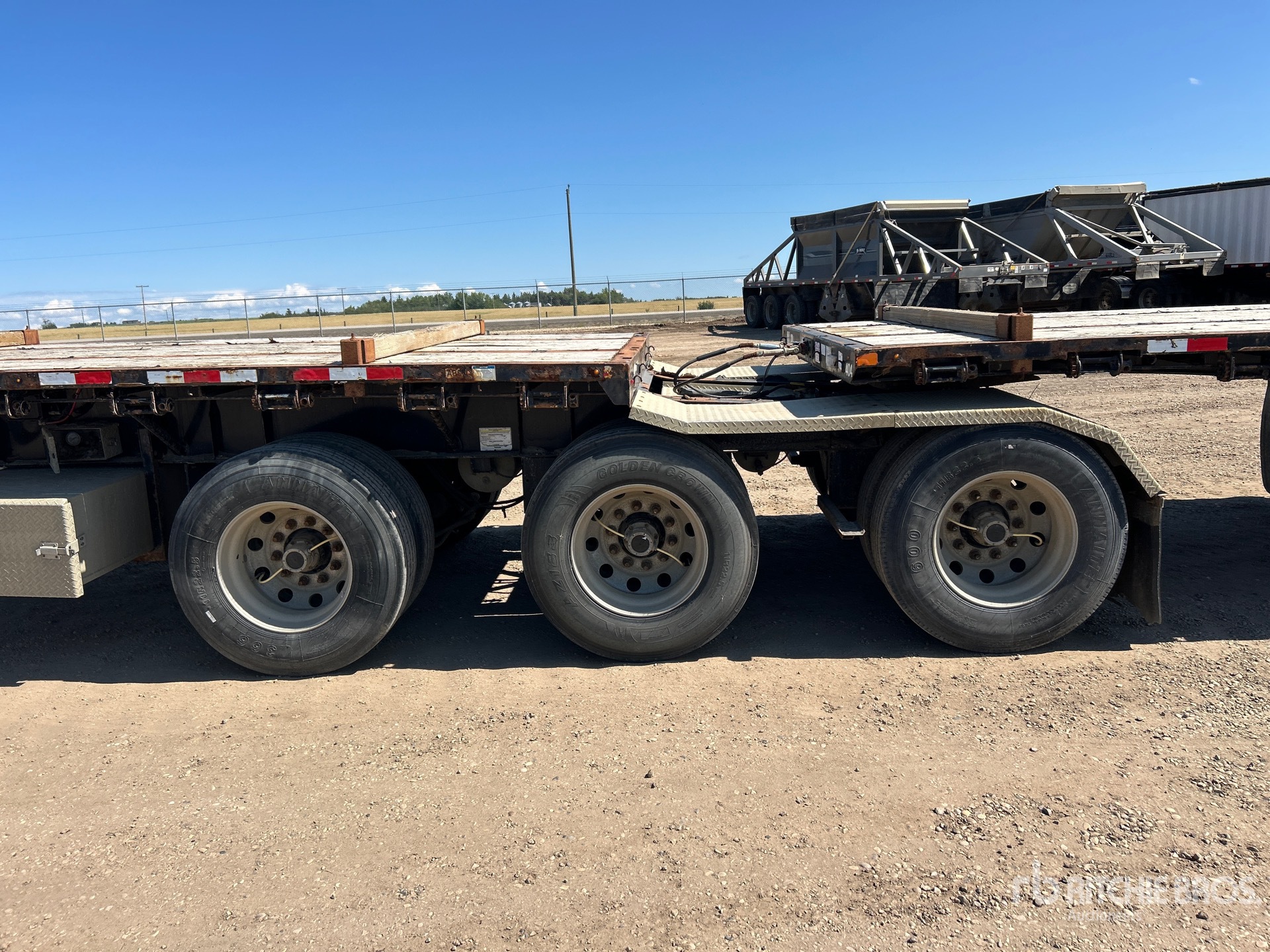2019 Doepker 32 ft Super B-Train Lead