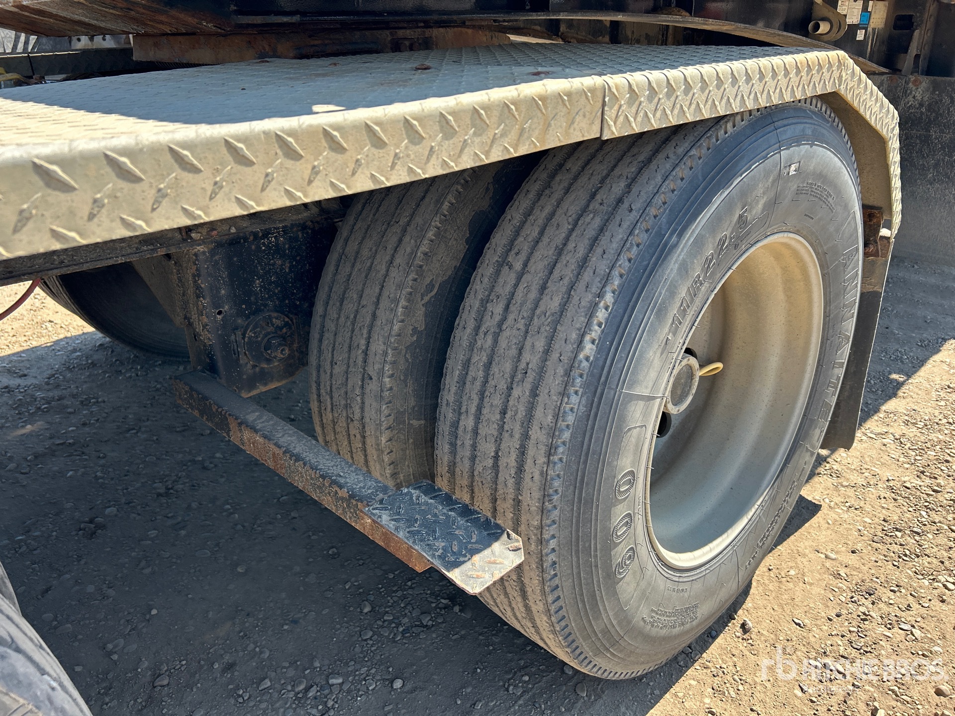 2019 Doepker 32 ft Super B-Train Lead