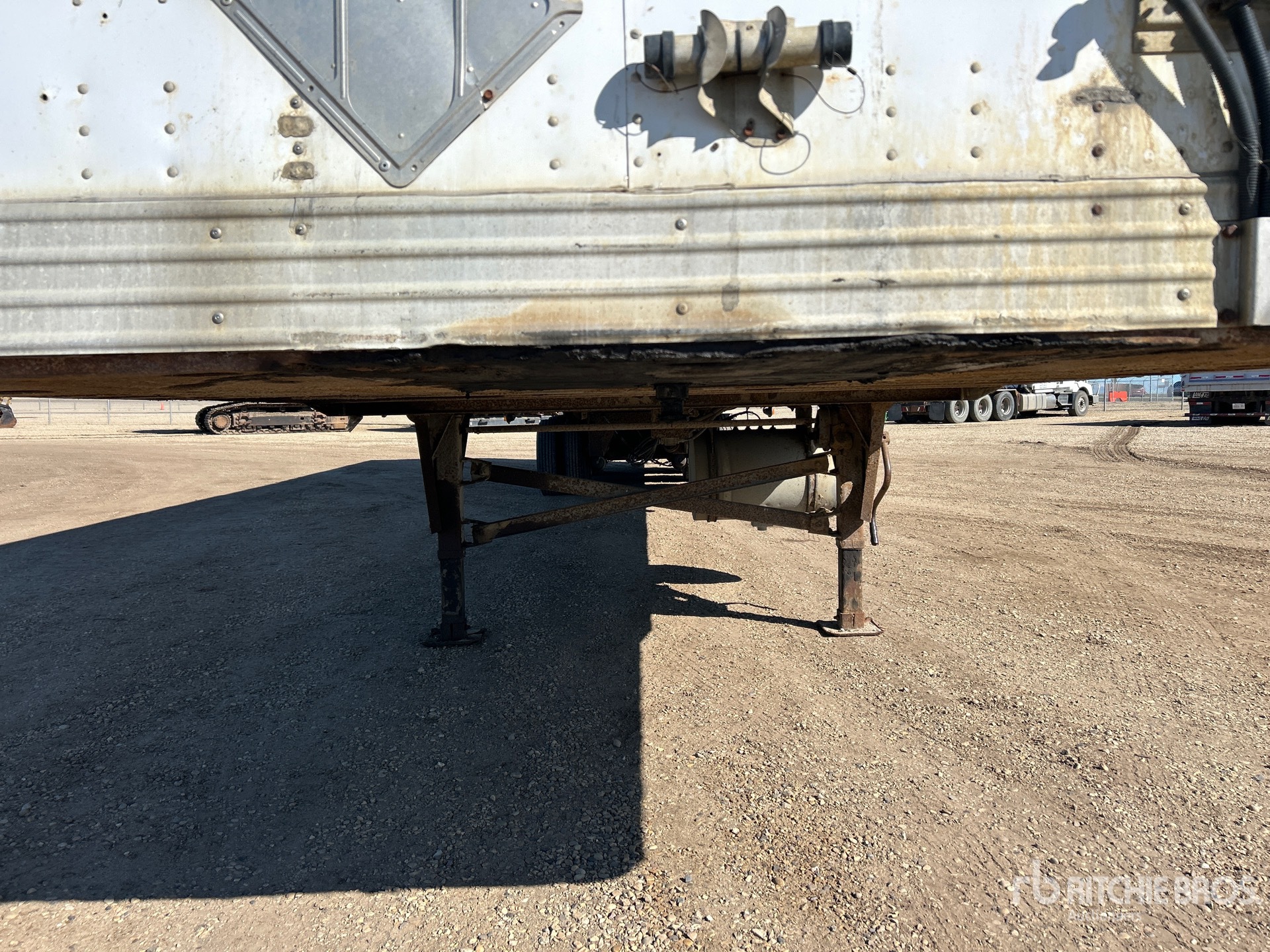 2006 Utility 53 ft x 102 in Sliding Tri/A Heated