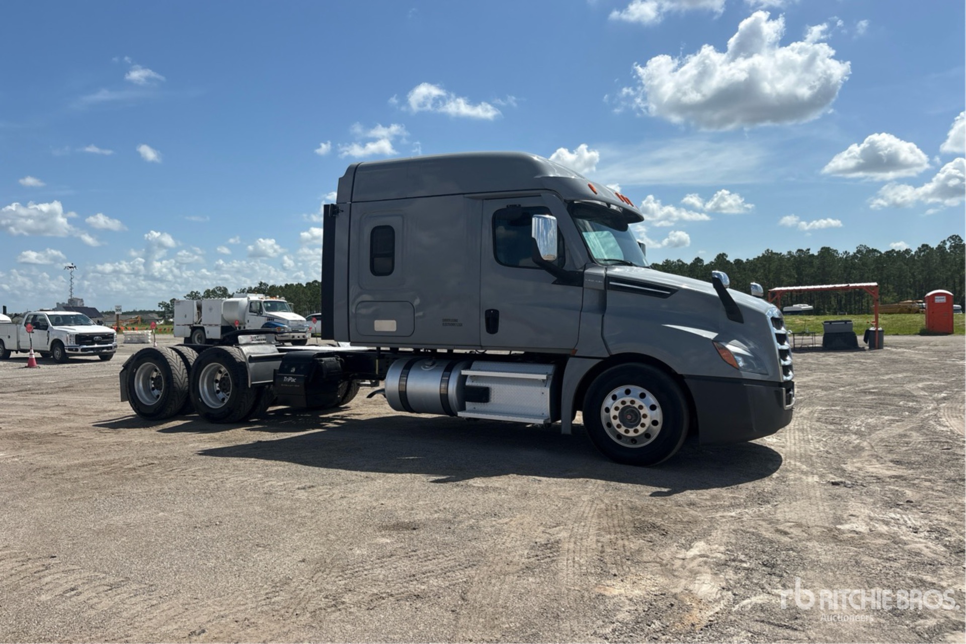 2020 Freightliner CASCADIA 126