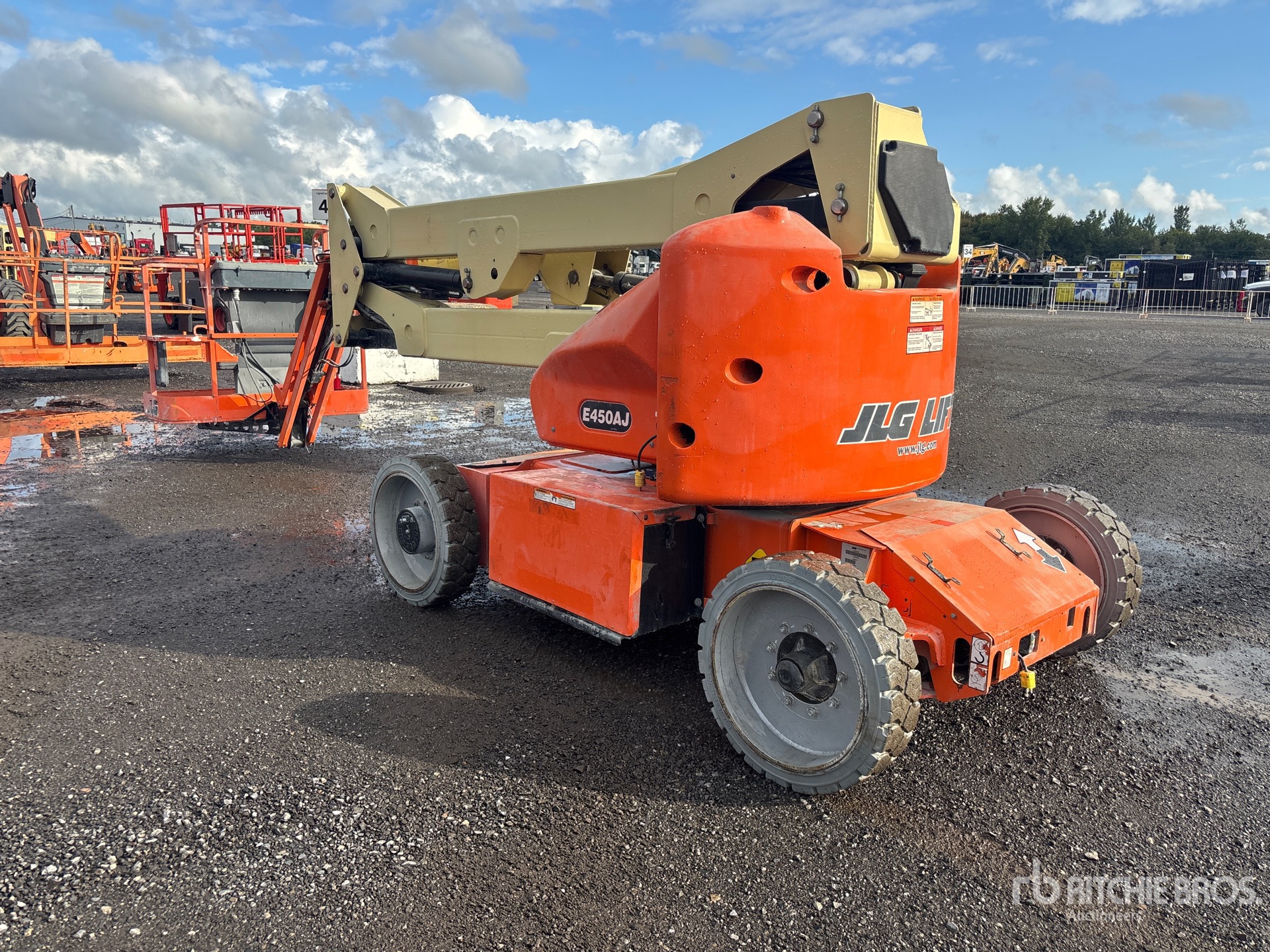 2015 JLG E450AJ