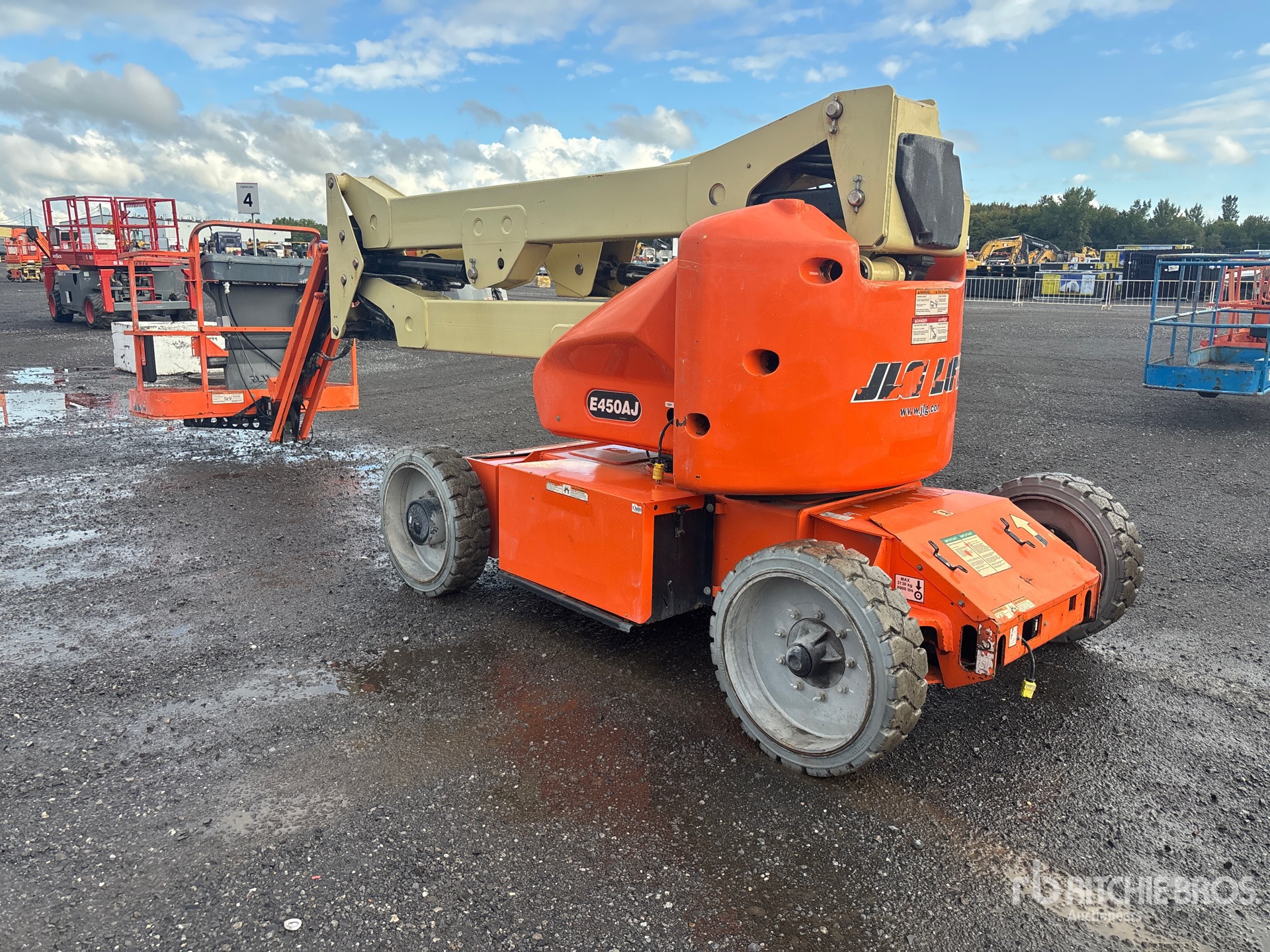 2015 JLG E450AJ