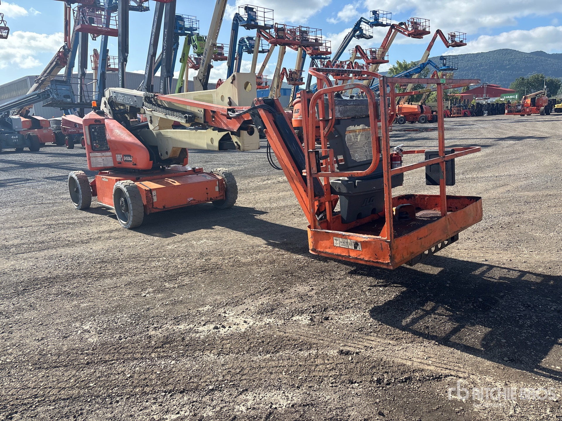 2015 JLG E450AJ