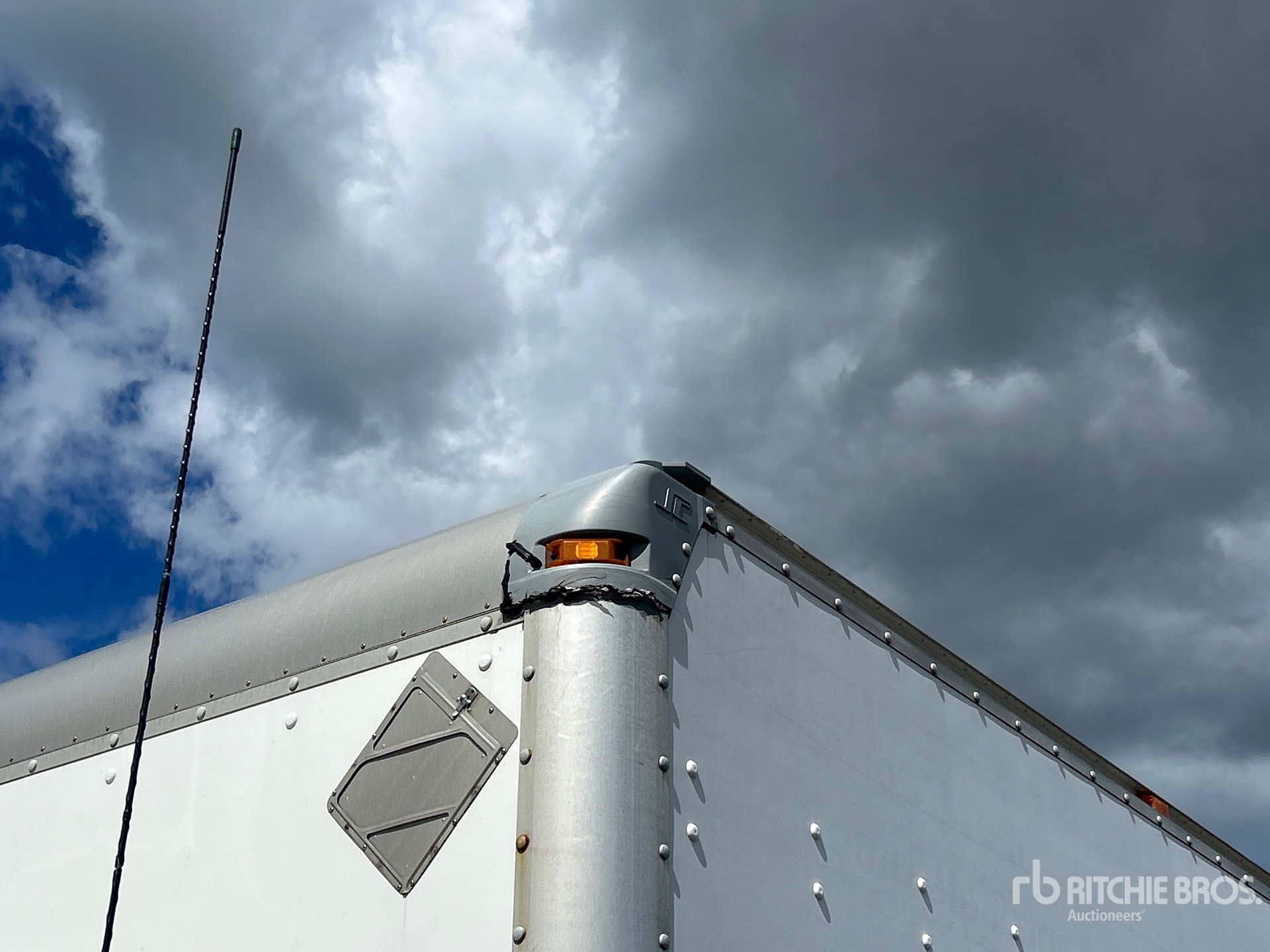 2011 Freightliner M2106