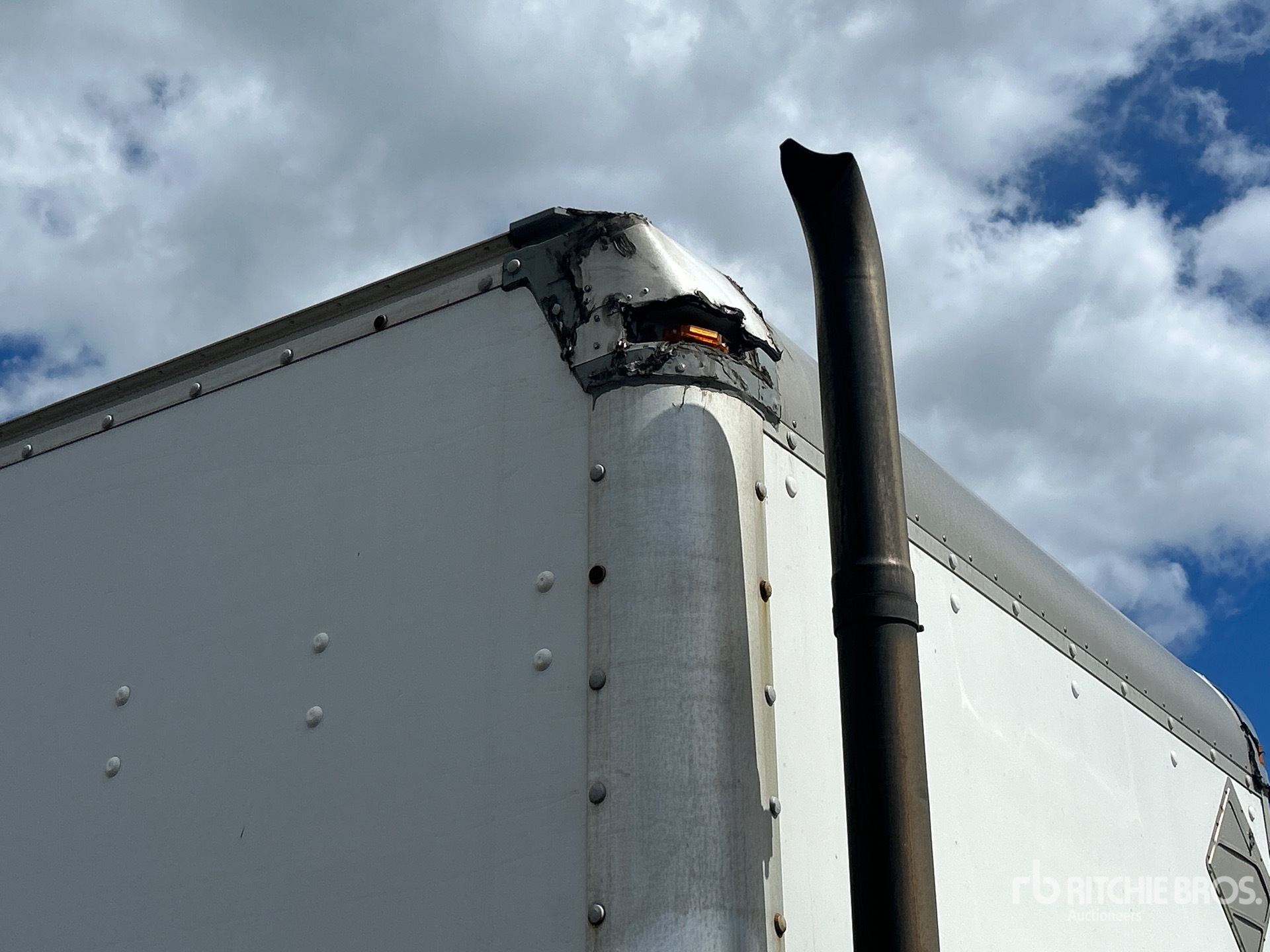 2011 Freightliner M2106