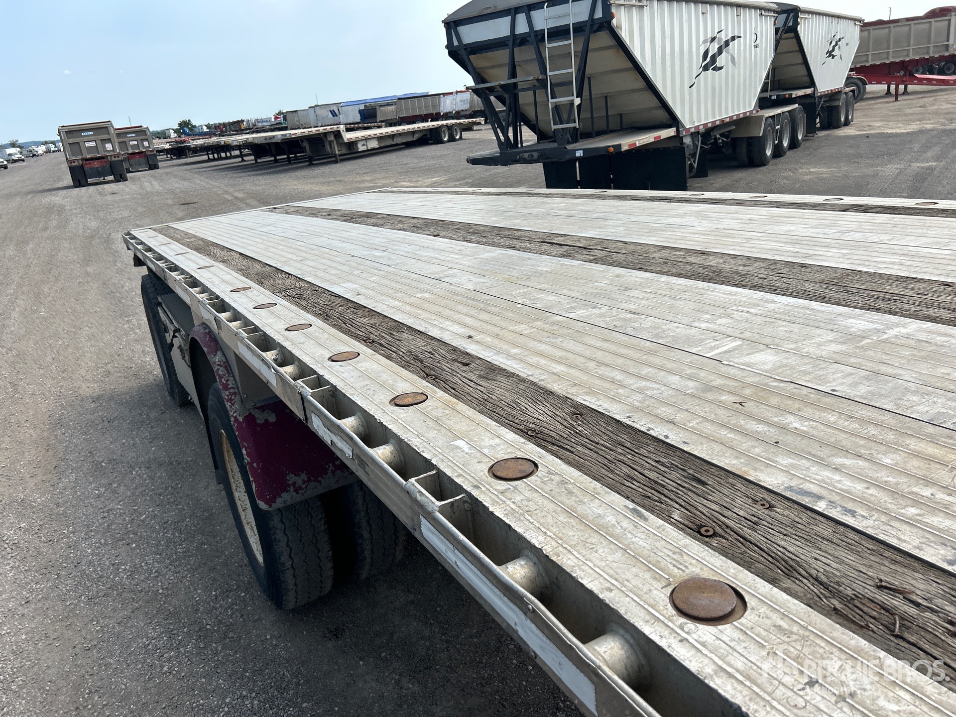 1999 Benson 48 ft T/A Spread Axle
