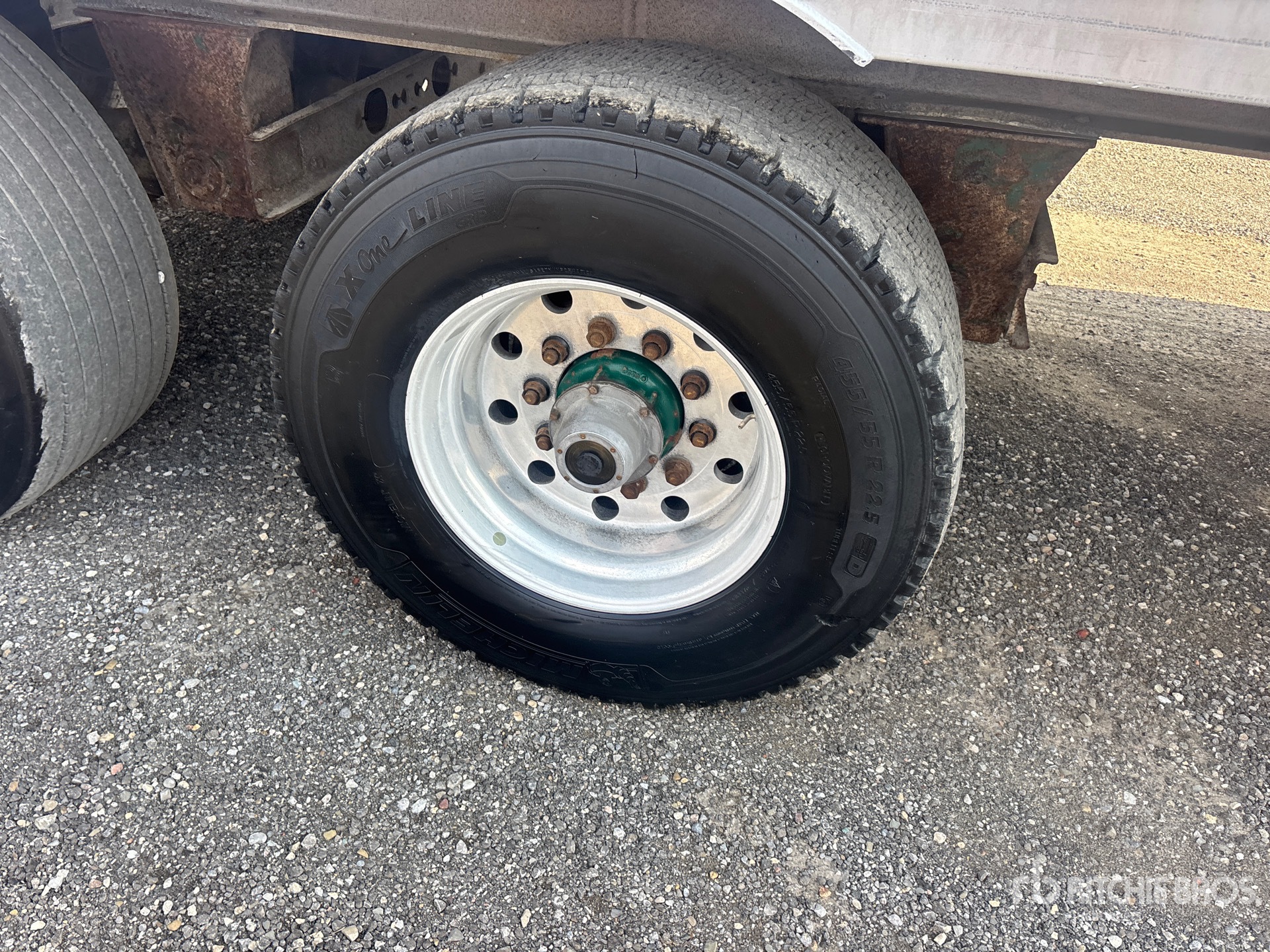 2011 Titan 5/ Axle