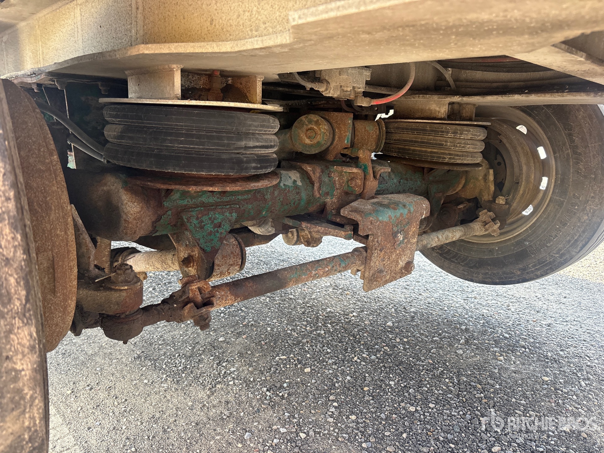 2011 Titan 5/ Axle