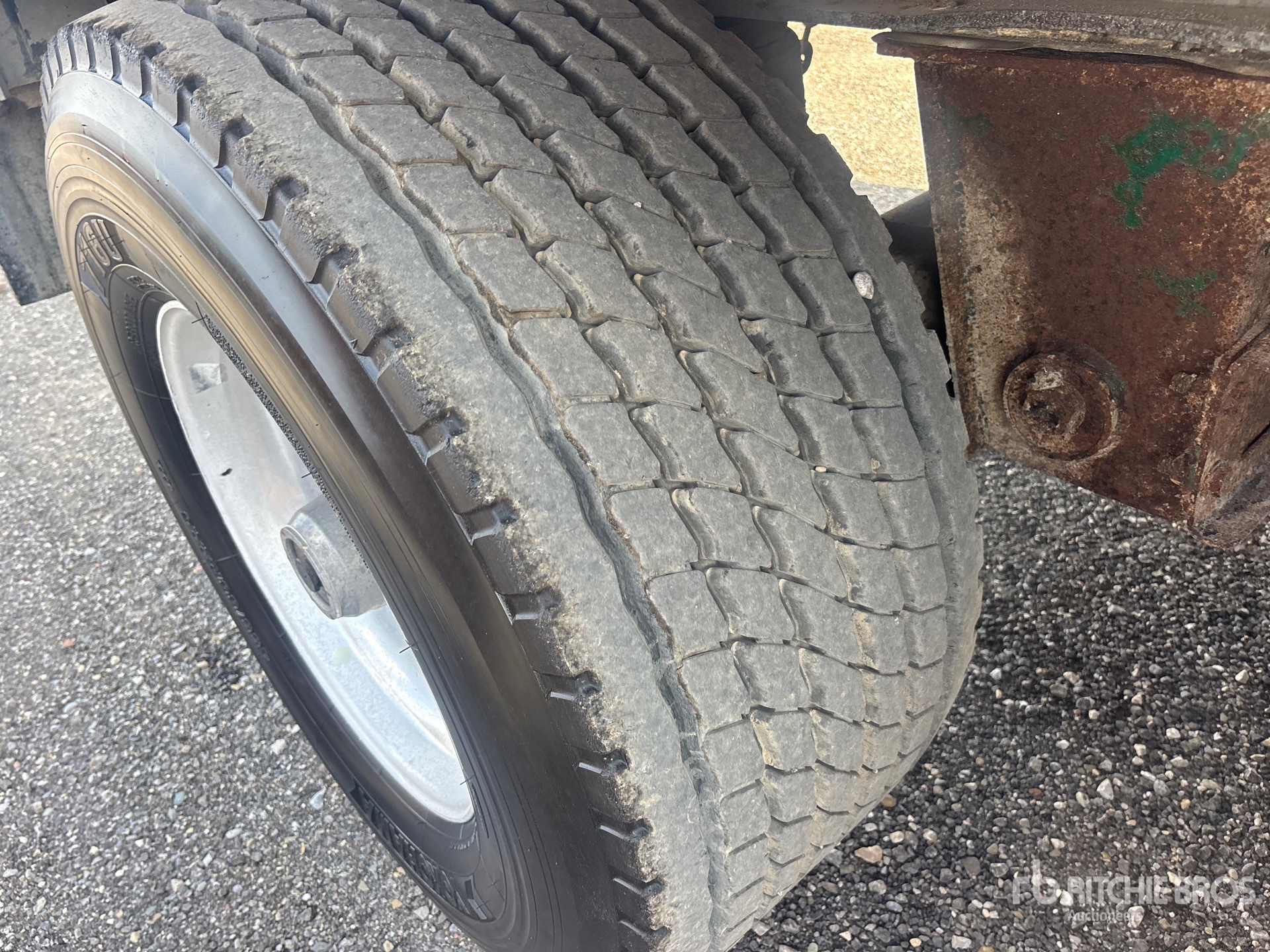 2011 Titan 5/ Axle