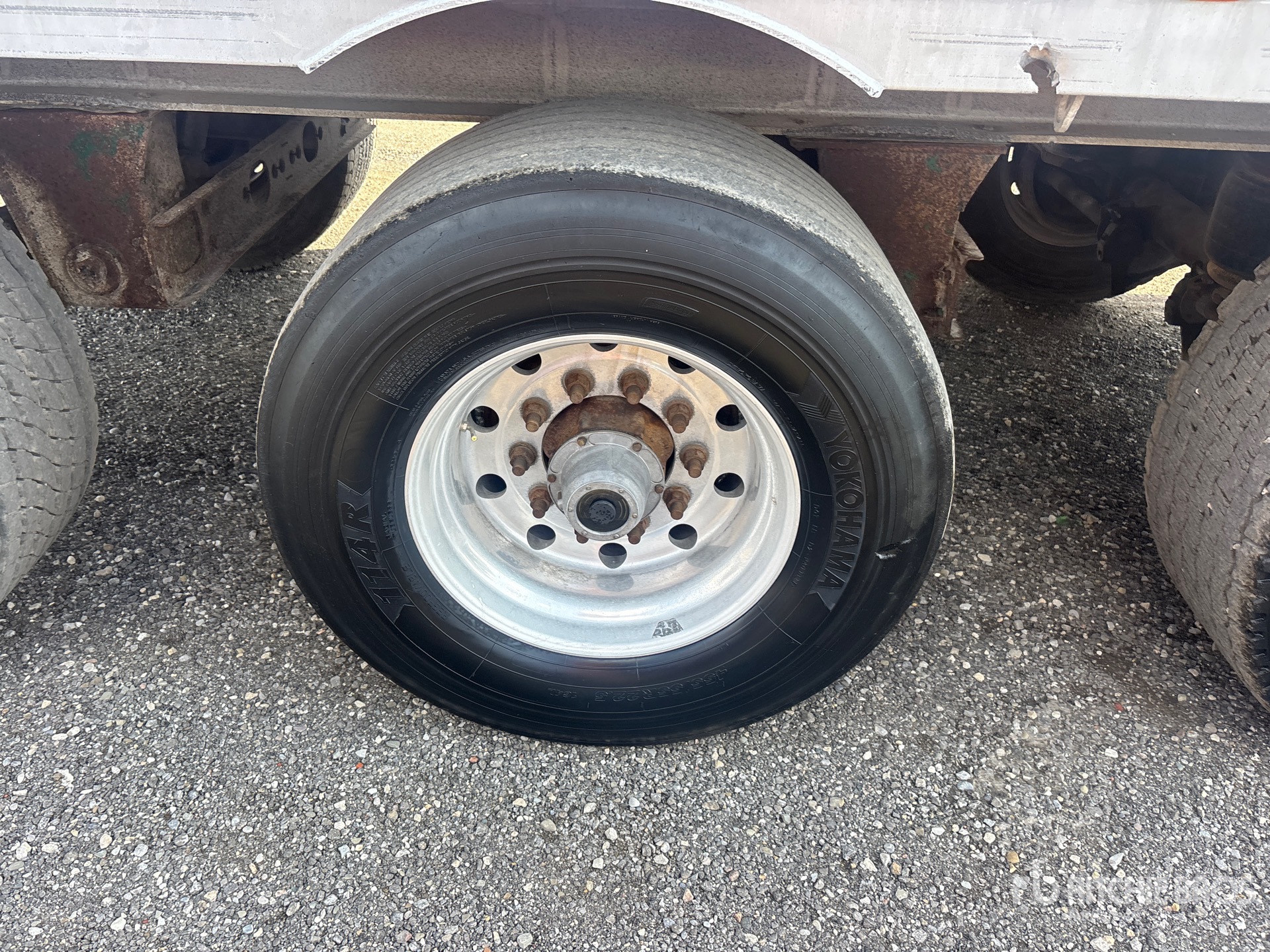 2011 Titan 5/ Axle