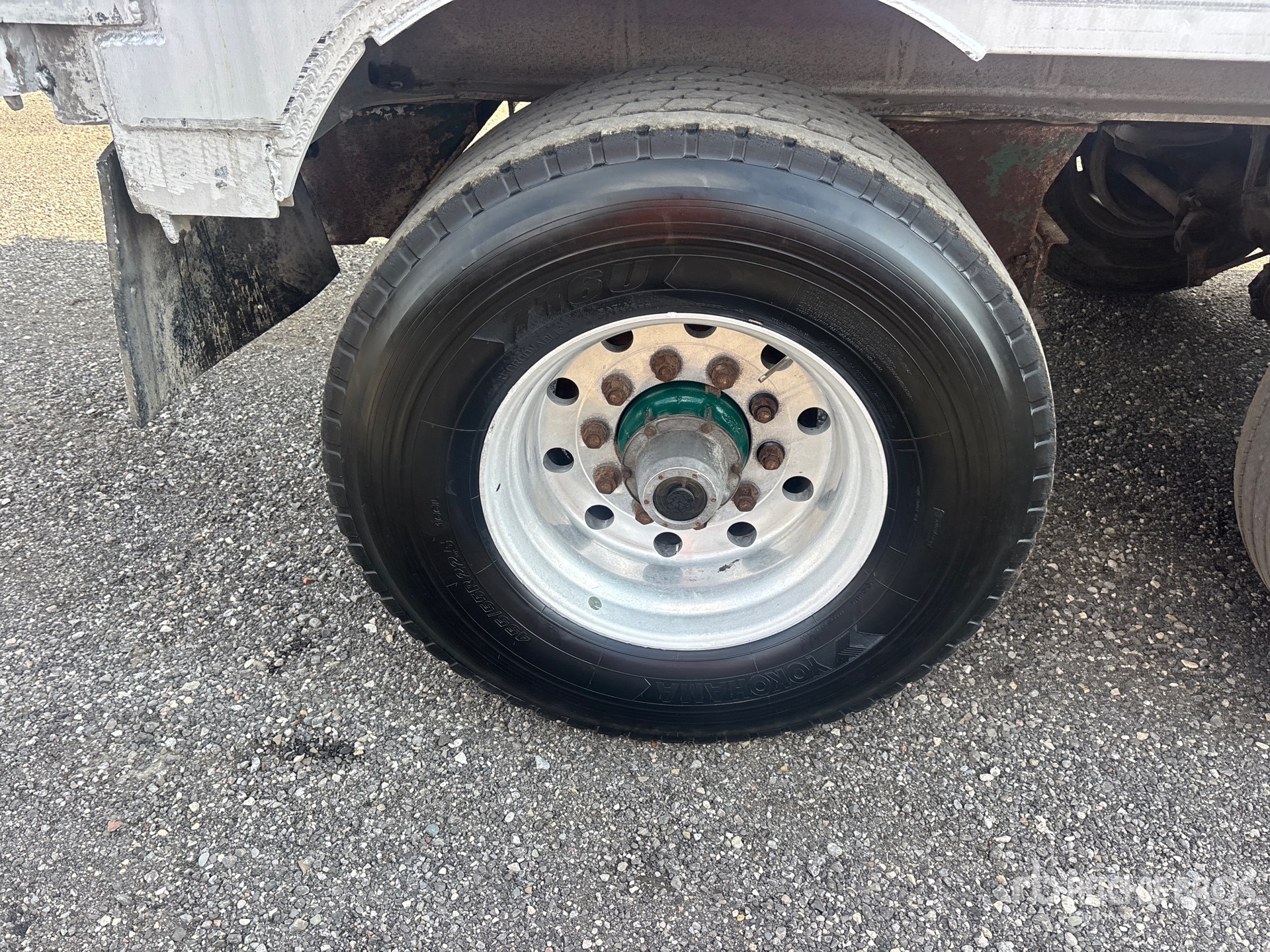 2011 Titan 5/ Axle