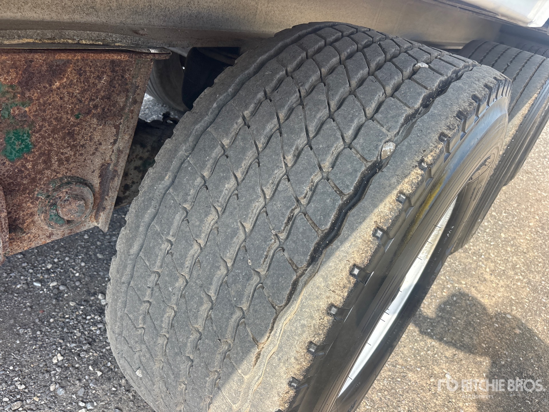 2011 Titan 5/ Axle