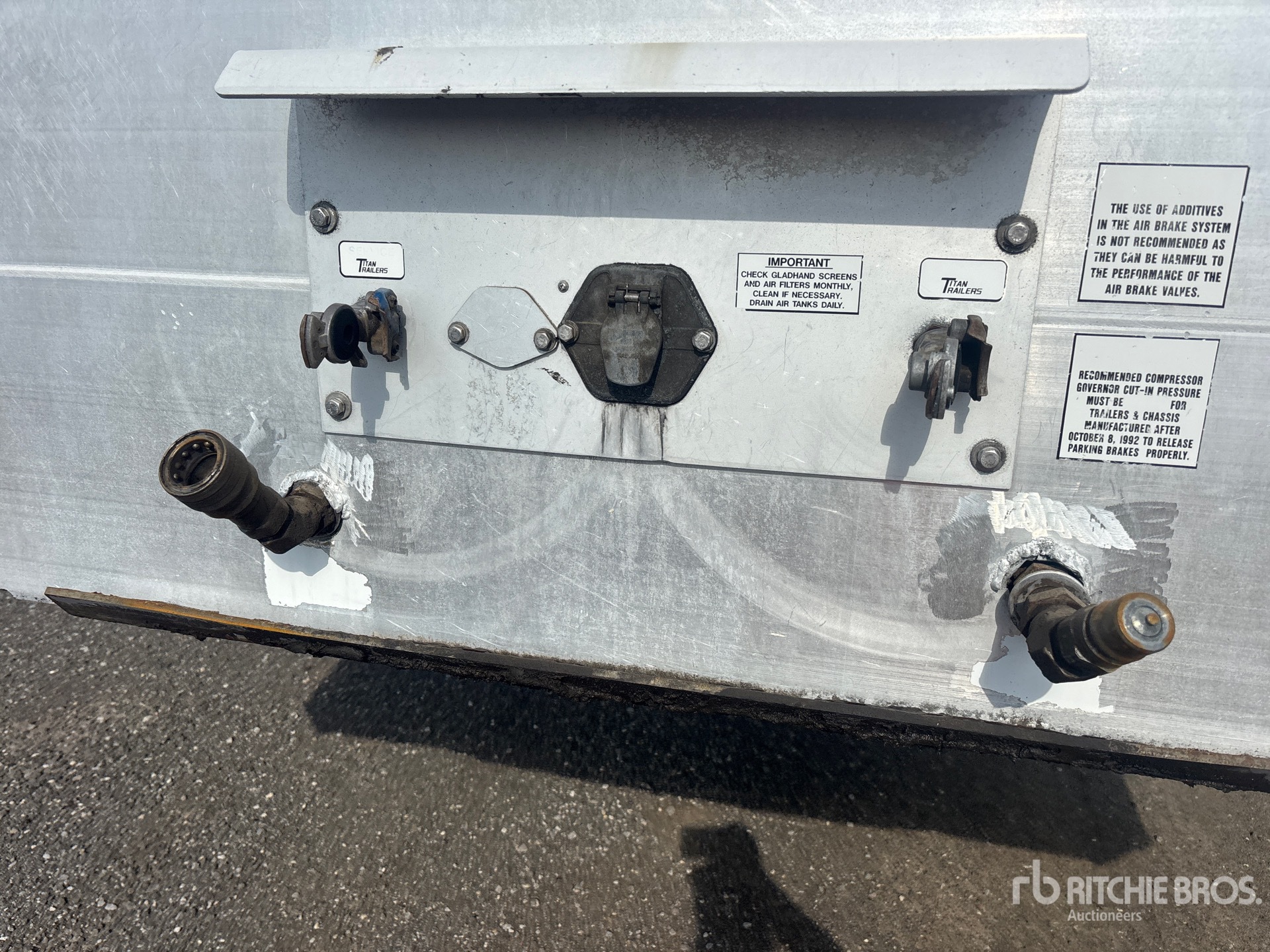 2011 Titan 5/ Axle