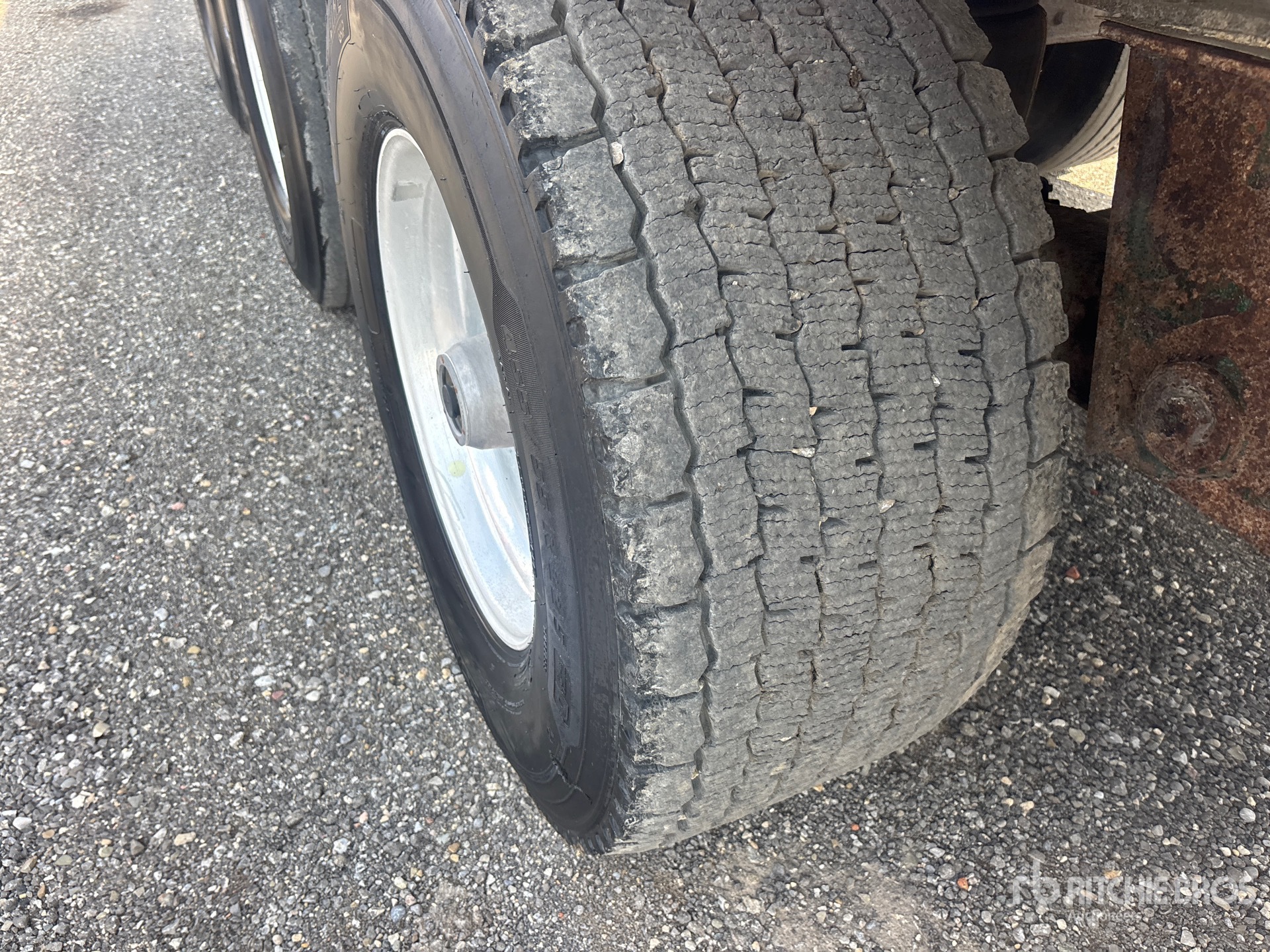 2011 Titan 5/ Axle