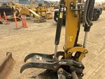 Hydraulics with Thumb Cylinder