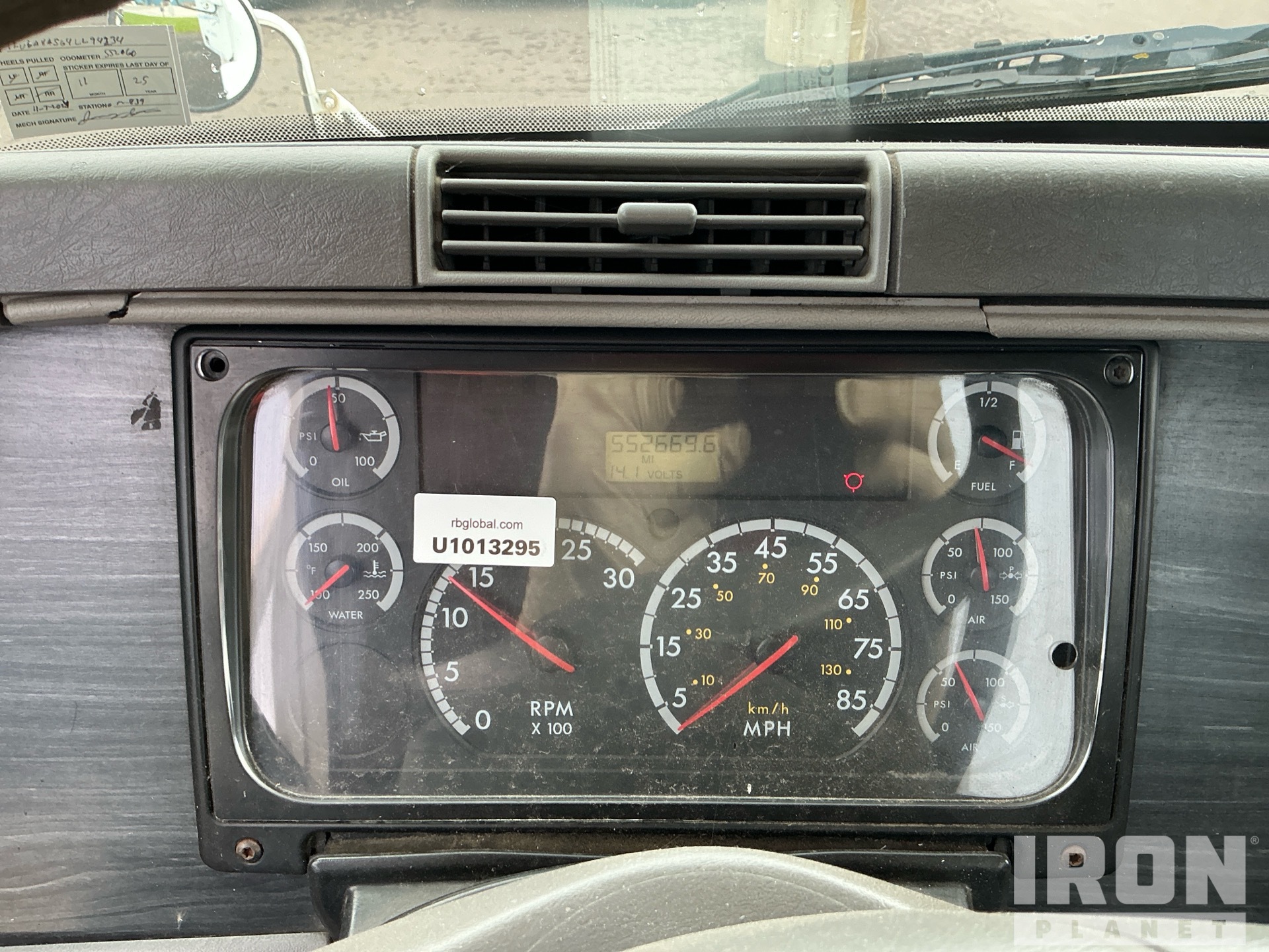 2004 Freightliner CST112