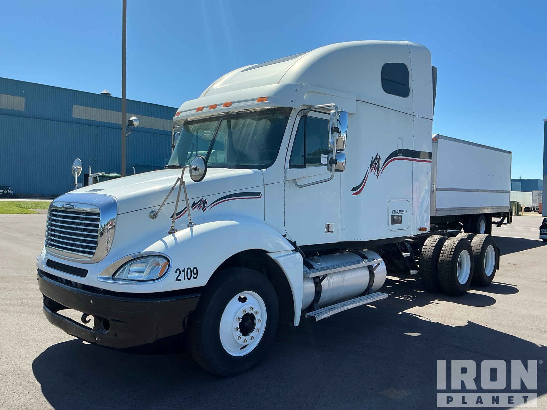 Photo of 2004 Freightliner COLUMBIA 120