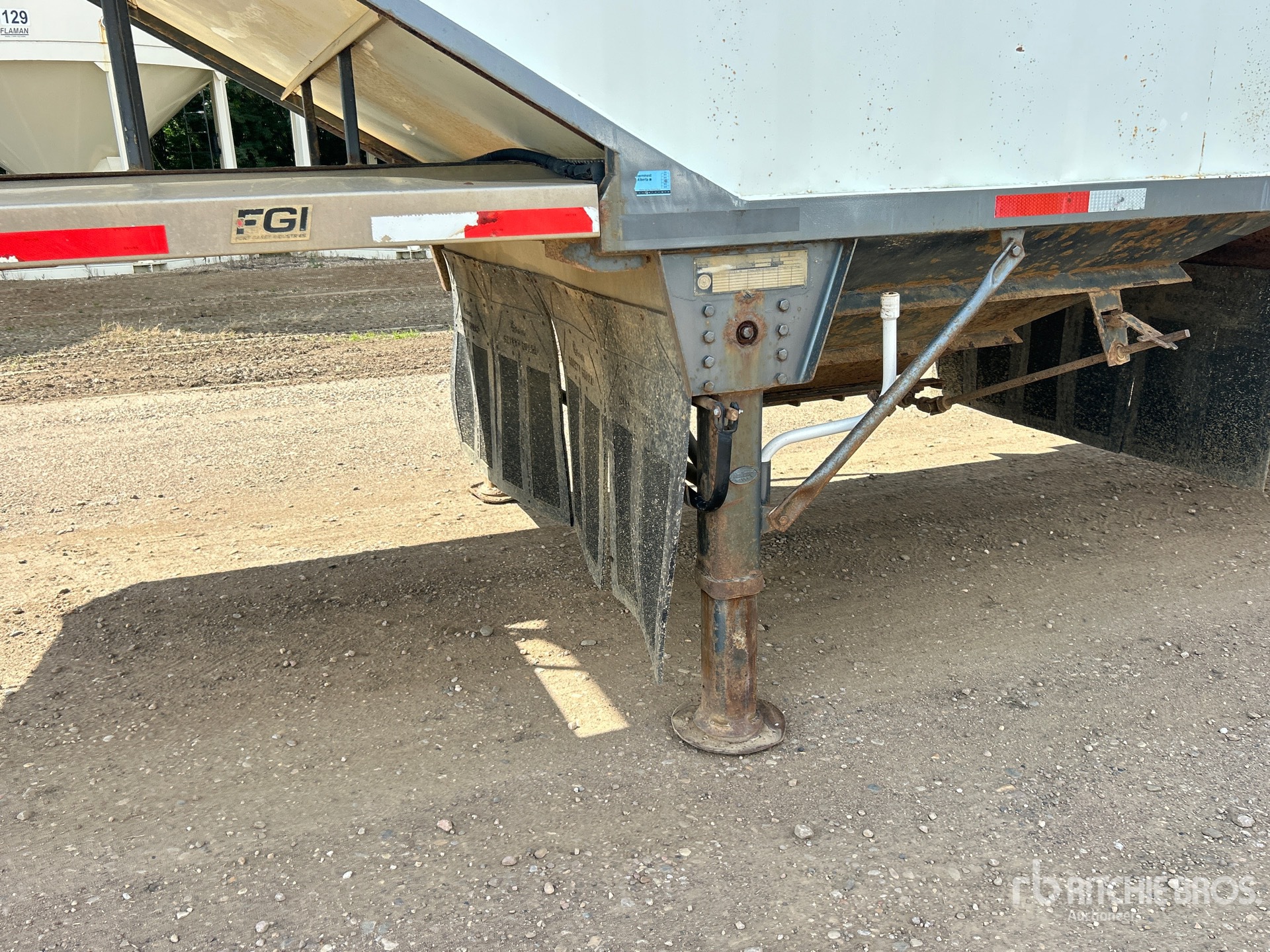 2005 Load King 28 ft Tri/A Super B-Train Lead