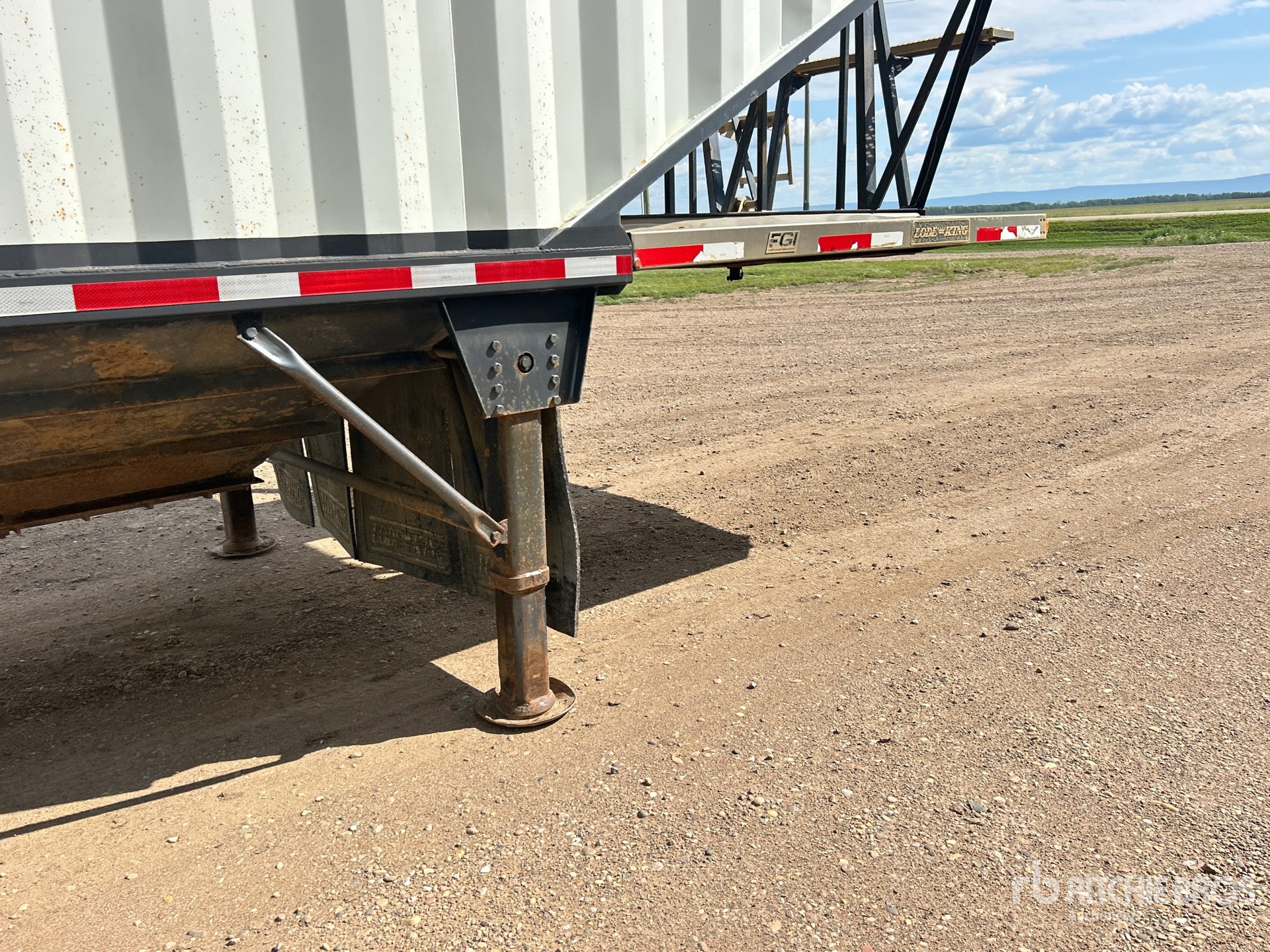 2005 Load King 28 ft Tri/A Super B-Train Lead