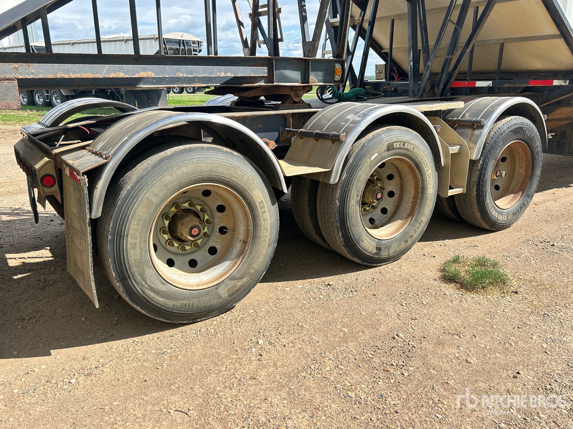 2005 Load King 28 ft Tri/A Super B-Train Lead