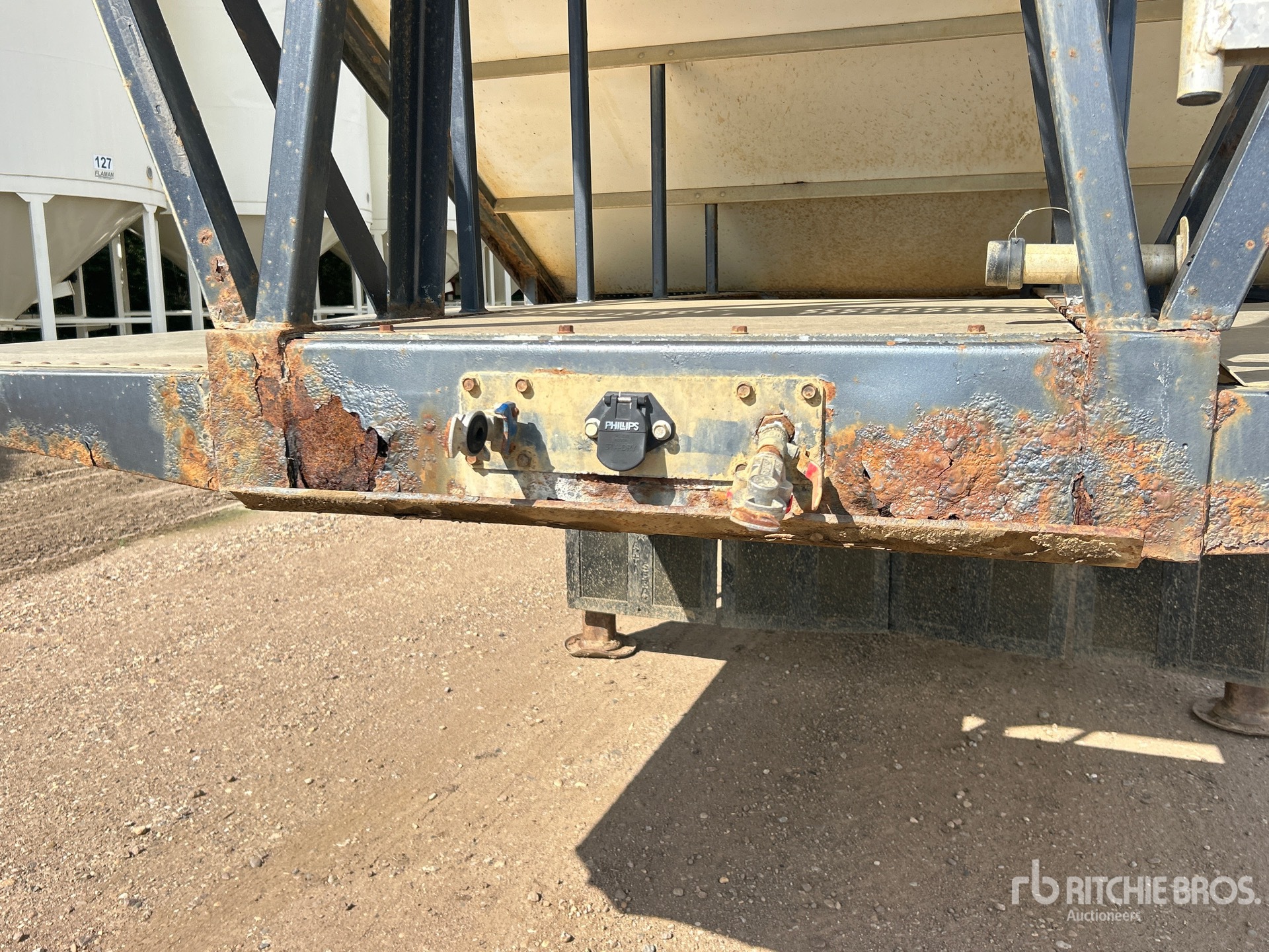 2005 Load King 28 ft Tri/A Super B-Train Lead
