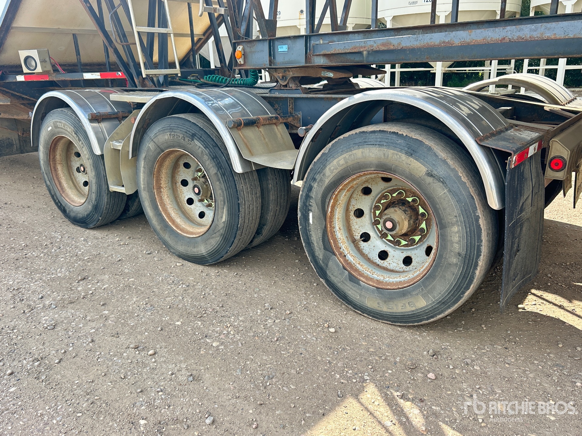 2005 Load King 28 ft Tri/A Super B-Train Lead