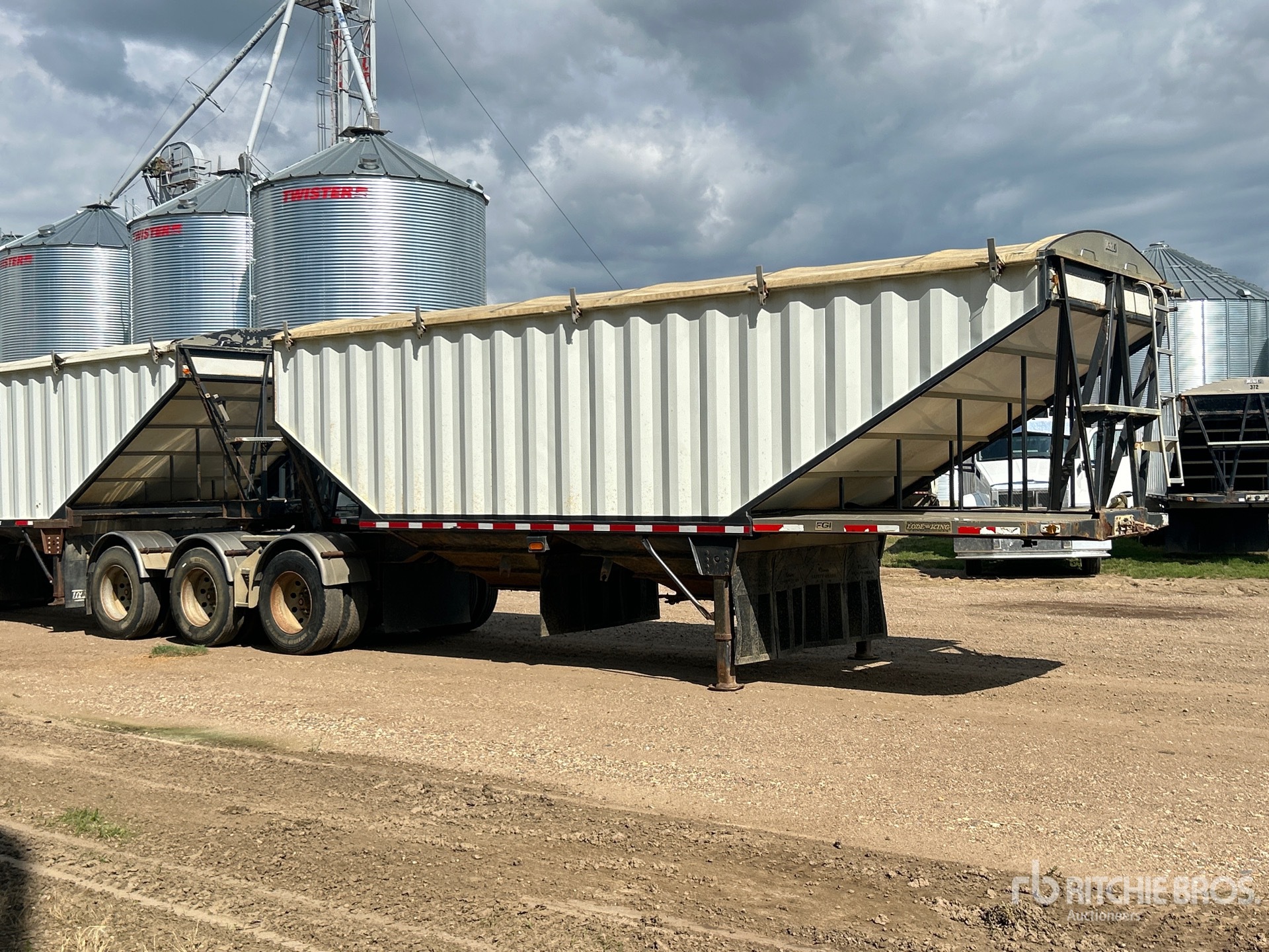 2005 Load King 28 ft Tri/A Super B-Train Lead