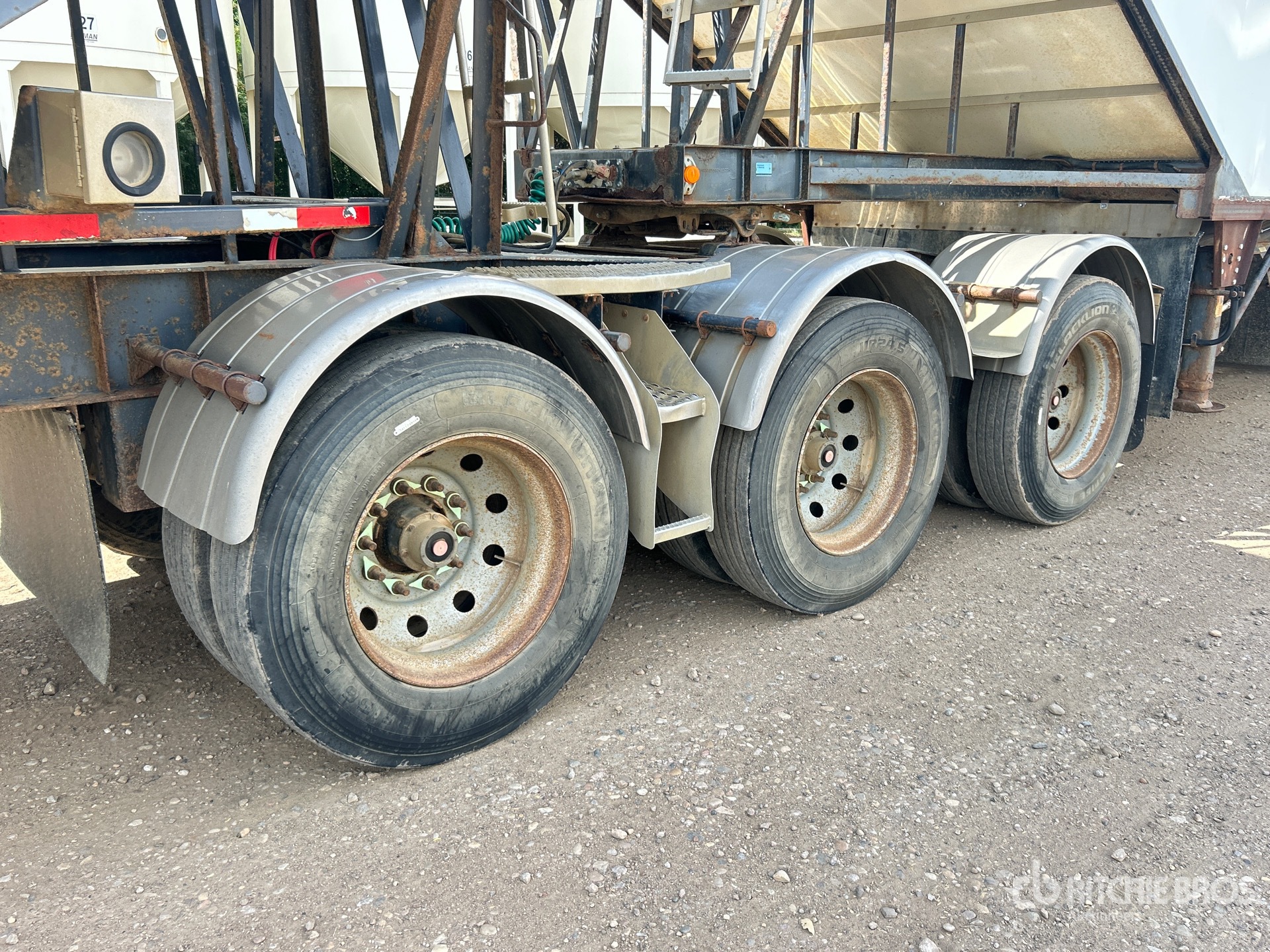 2005 Load King 28 ft Tri/A Super B-Train Lead