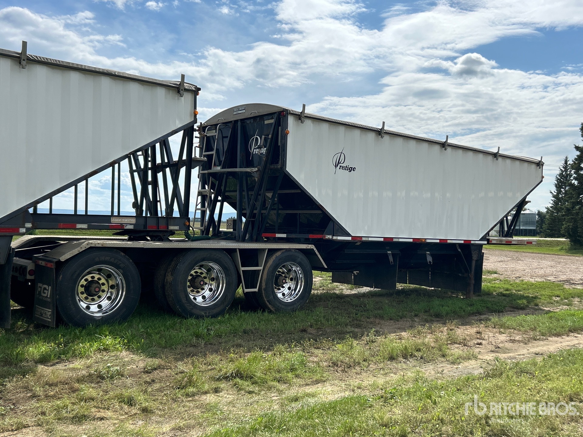 2014 Load King 28 ft Tri/A Super B-Train Lead