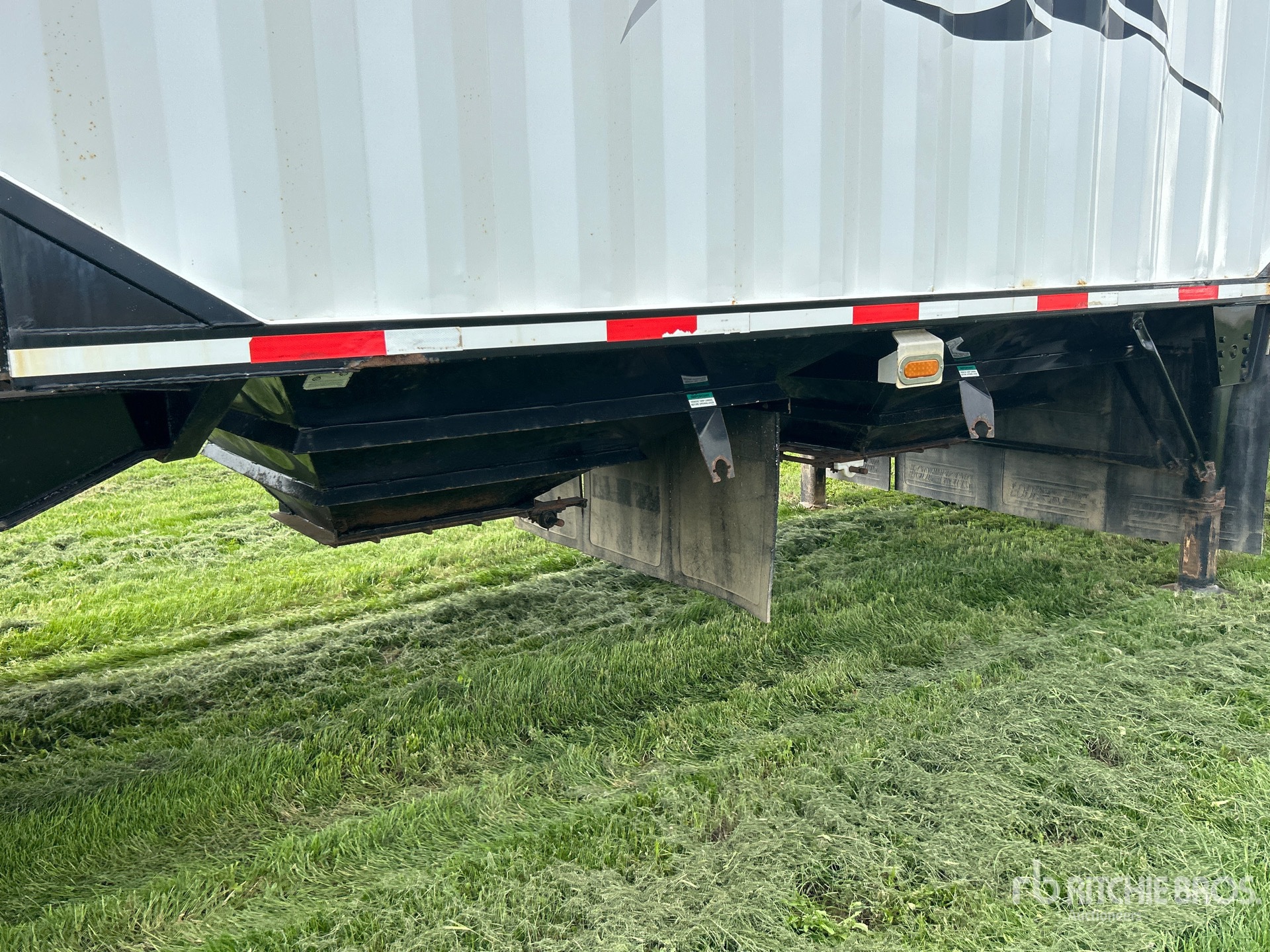 2010 Load King 28 ft Tri/A Super B-Train Lead