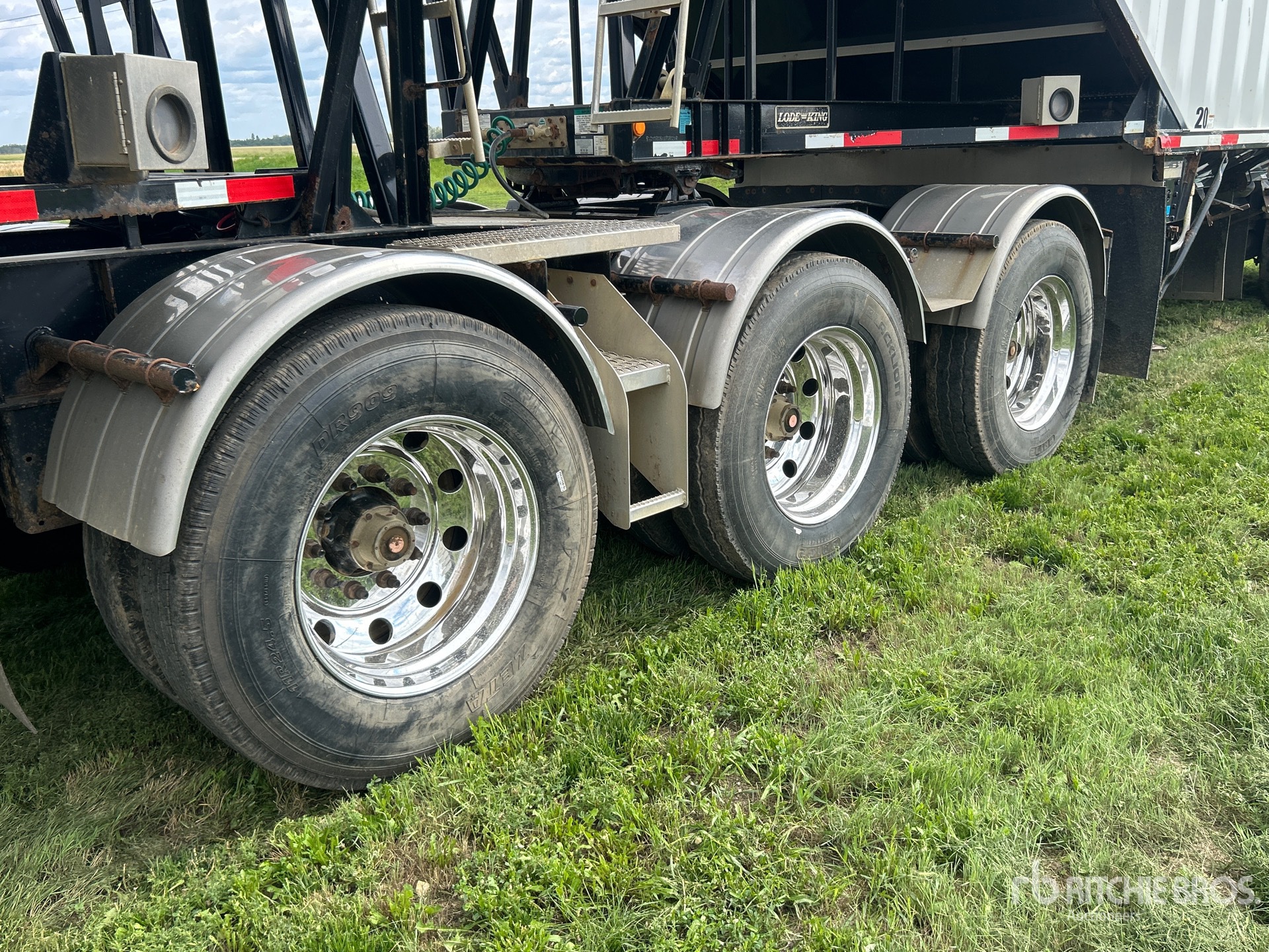 2010 Load King 28 ft Tri/A Super B-Train Lead