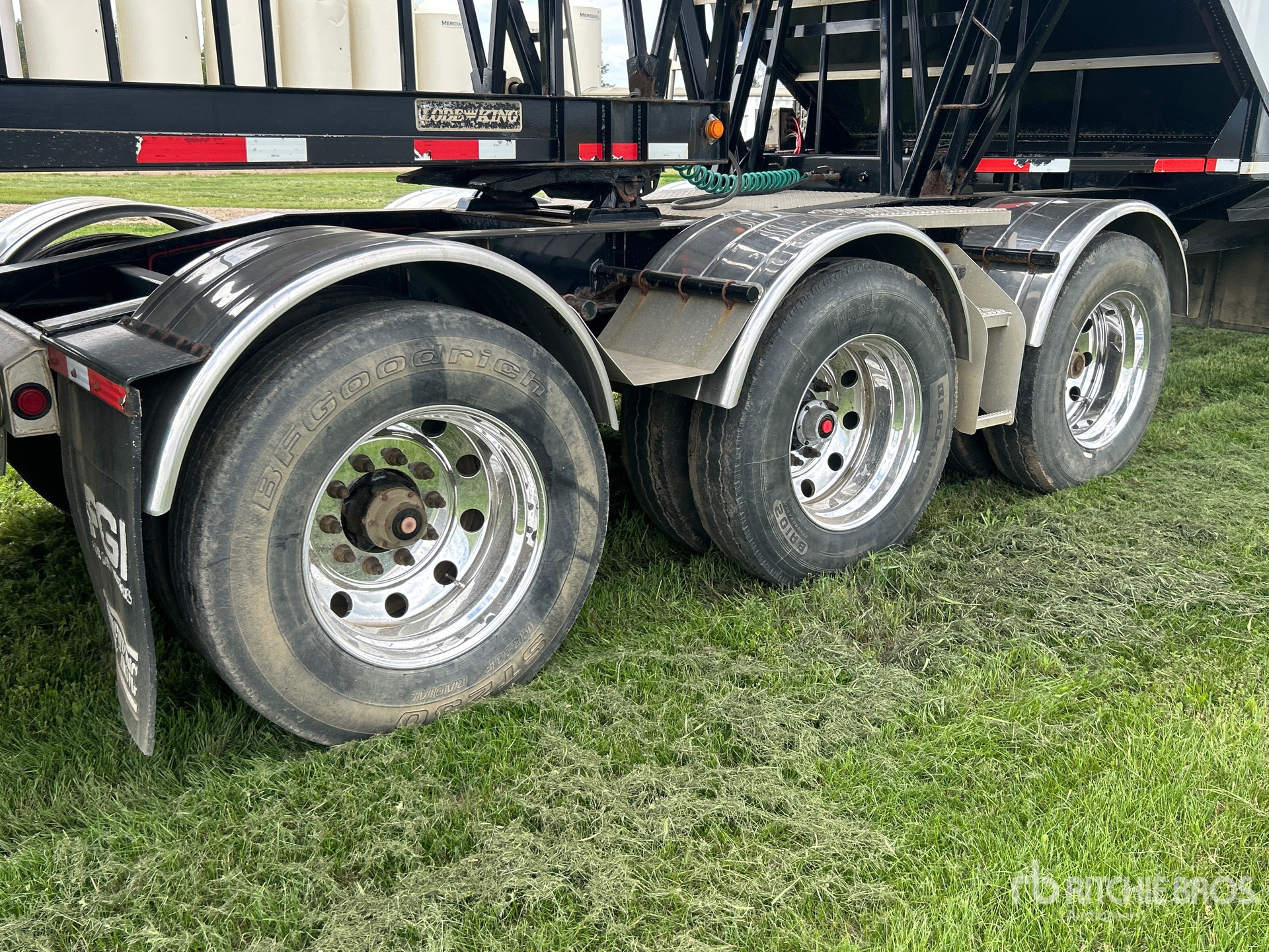 2010 Load King 28 ft Tri/A Super B-Train Lead