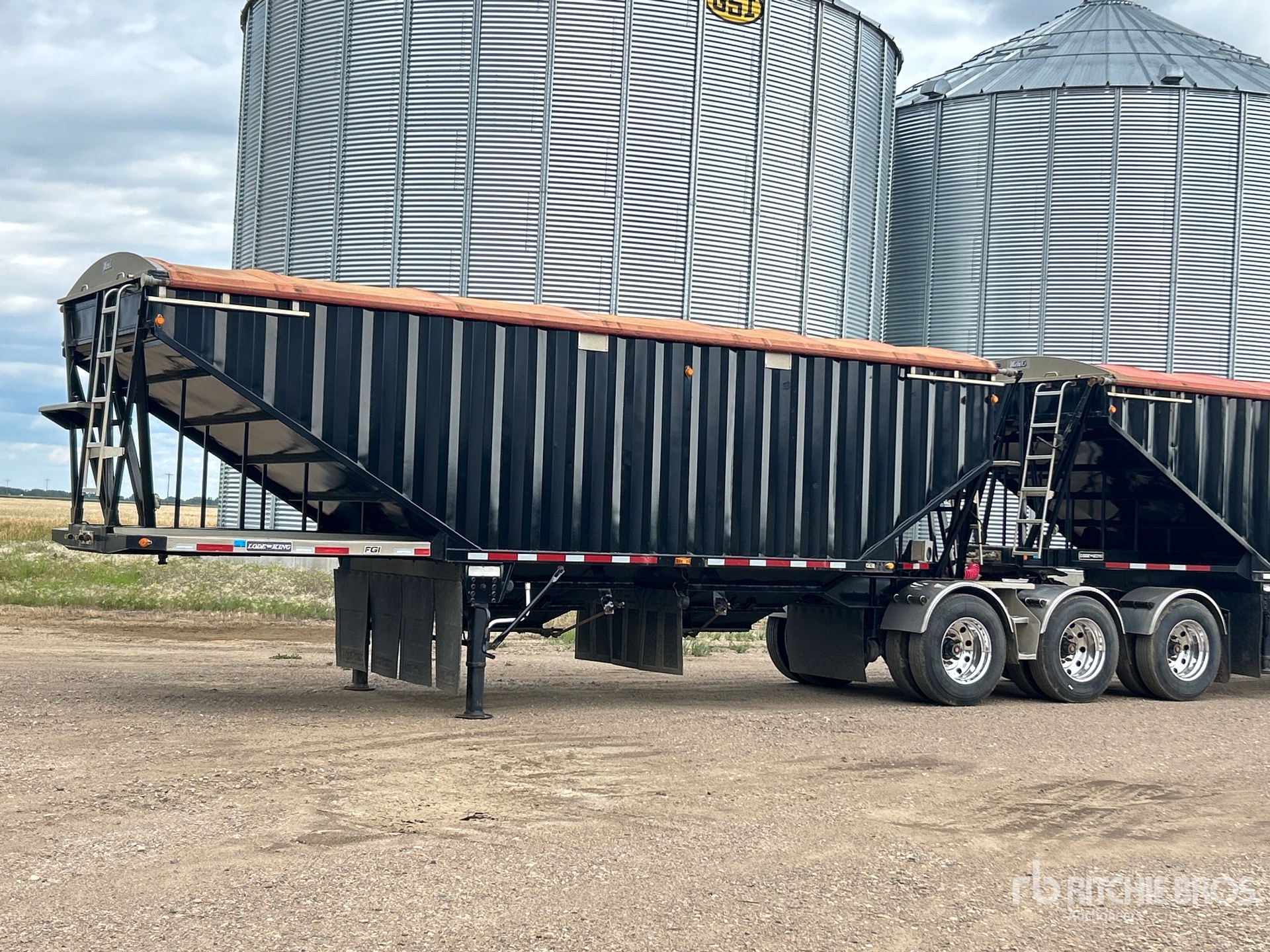 2016 Load King 28 ft Tri/A Super B-Train Lead