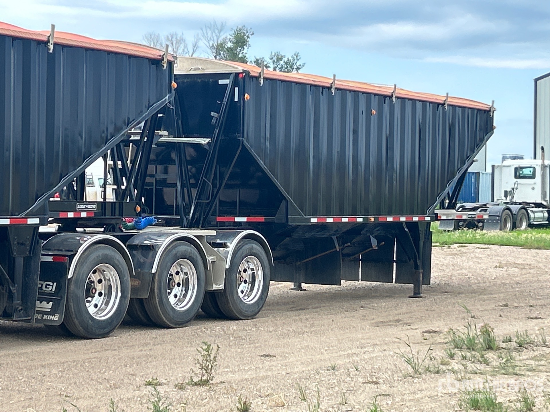 2016 Load King 28 ft Tri/A Super B-Train Lead