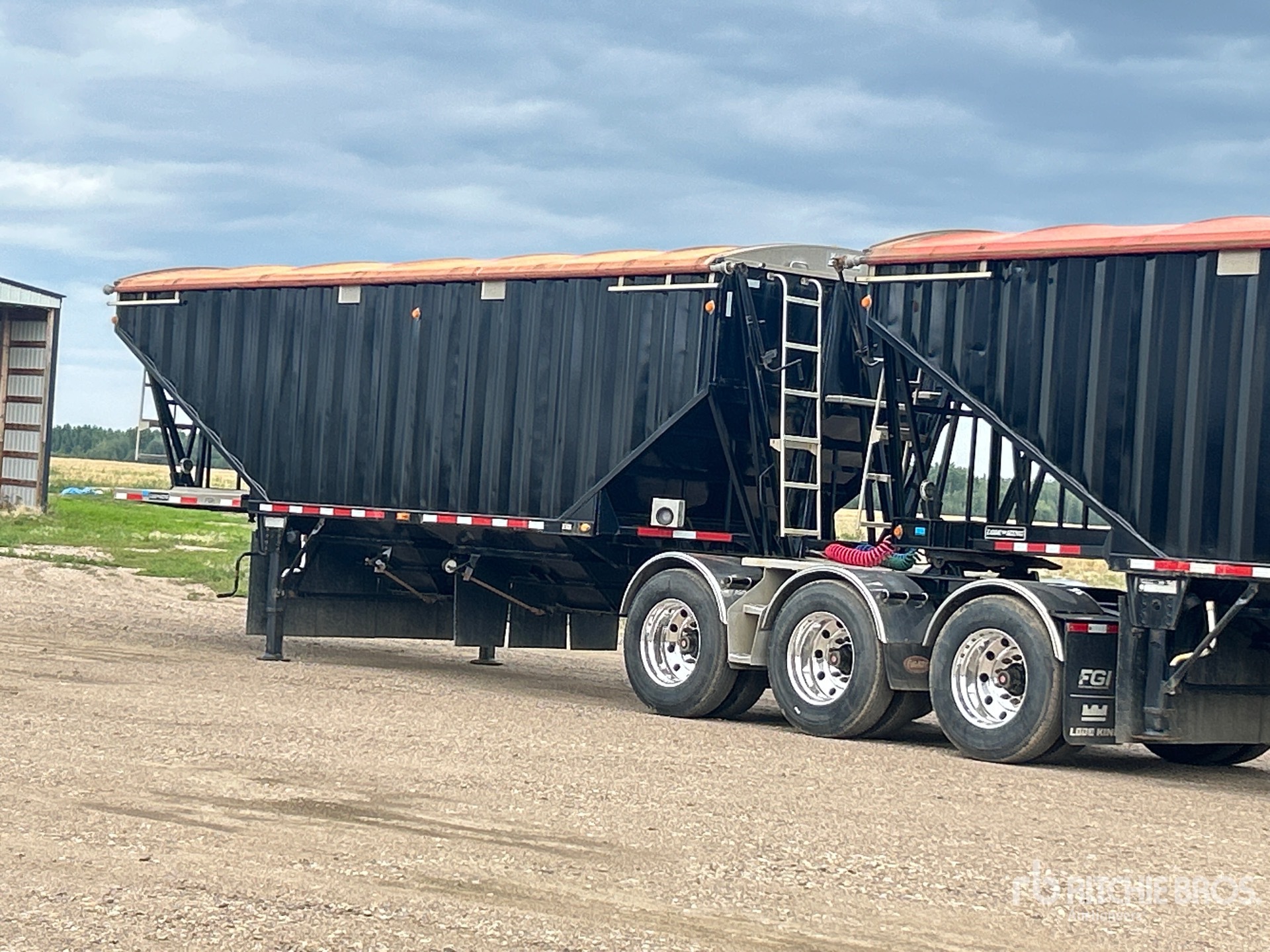 2016 Load King 28 ft Tri/A Super B-Train Lead