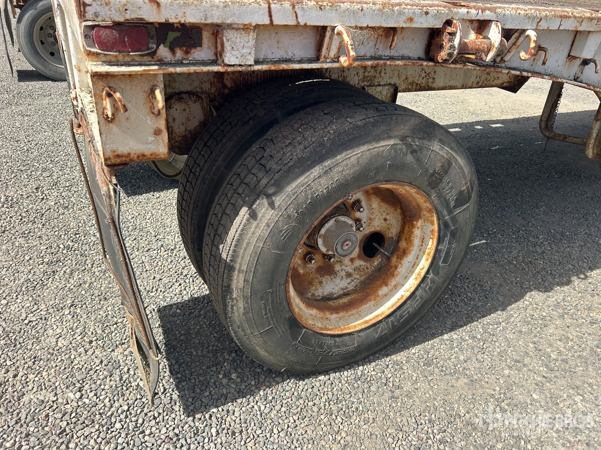 1977 Trailmobile 24 ft T/A Turntable