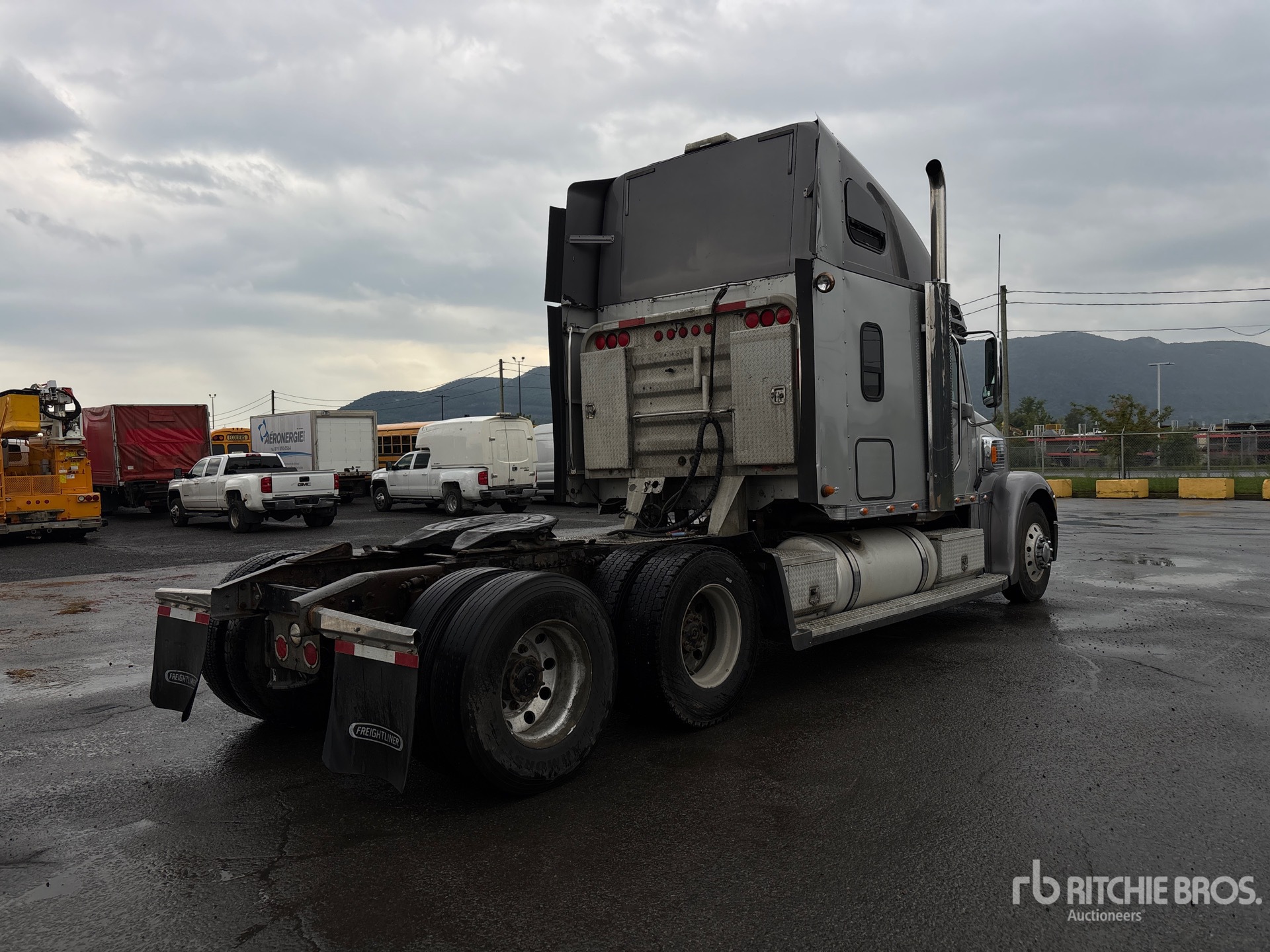 2013 Freightliner CORONADO 132