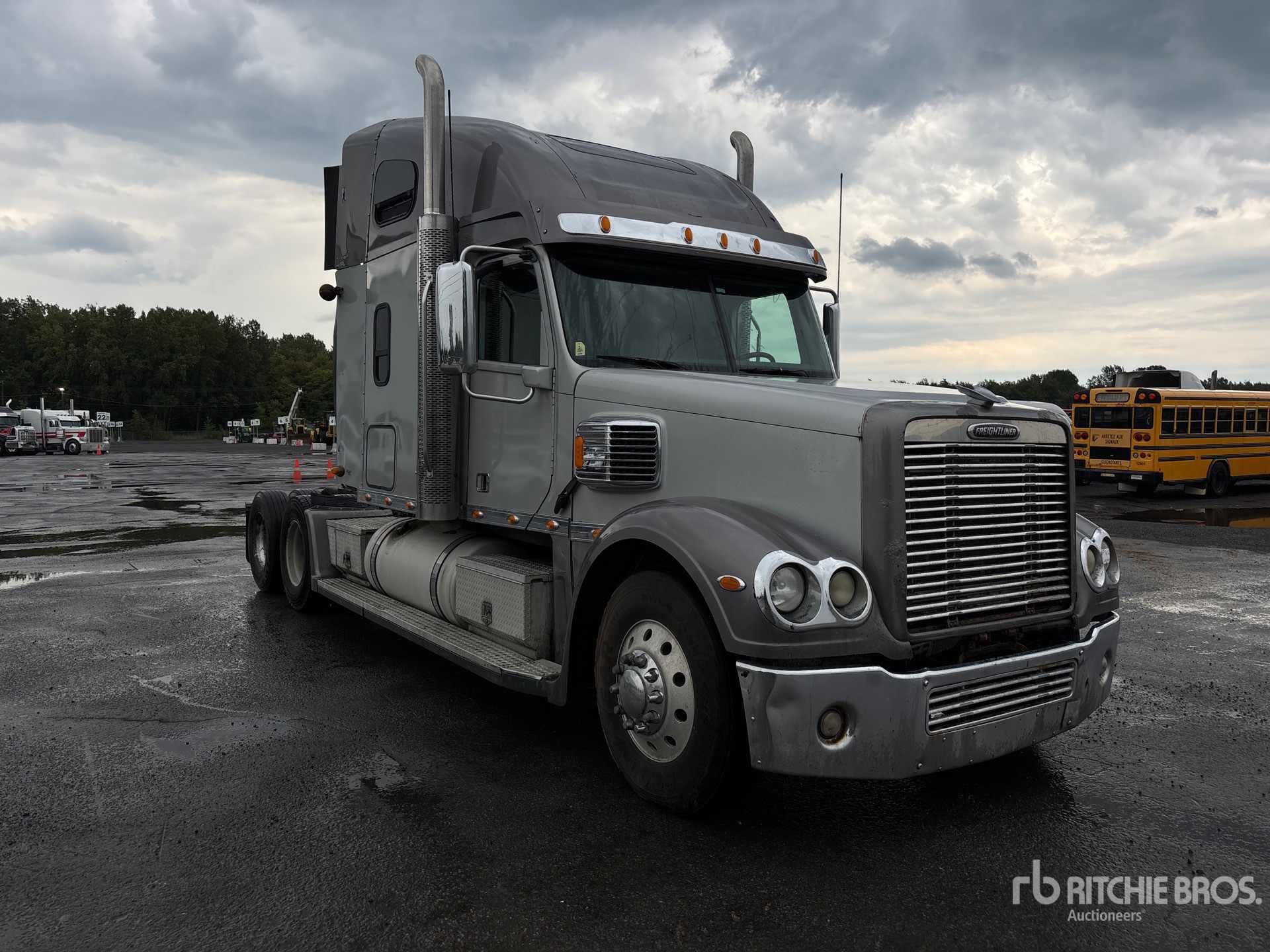 2013 Freightliner CORONADO 132
