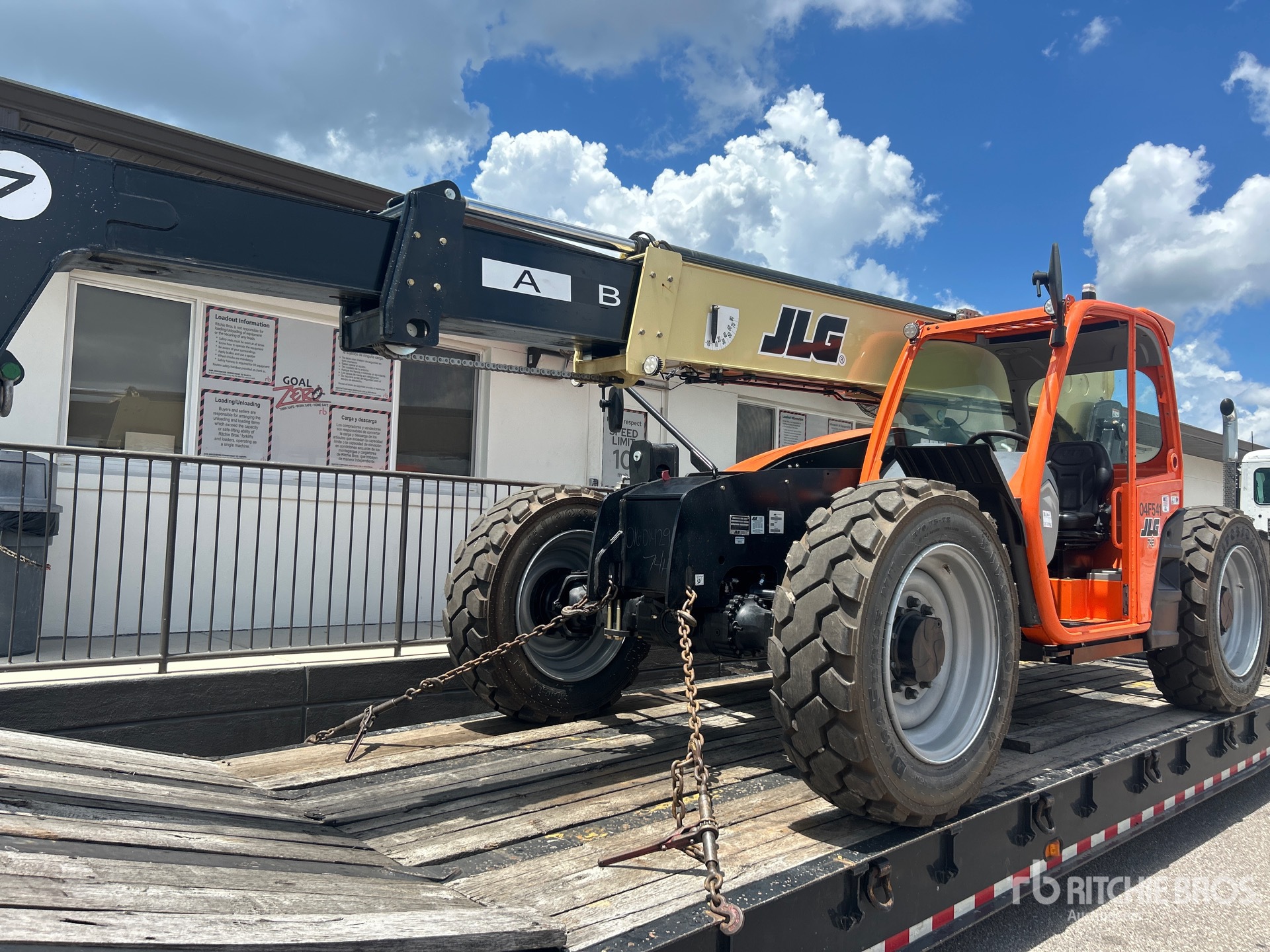 2025 JLG 742