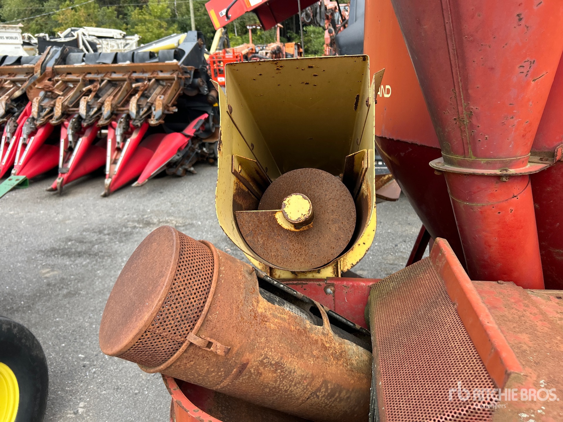New Holland 352