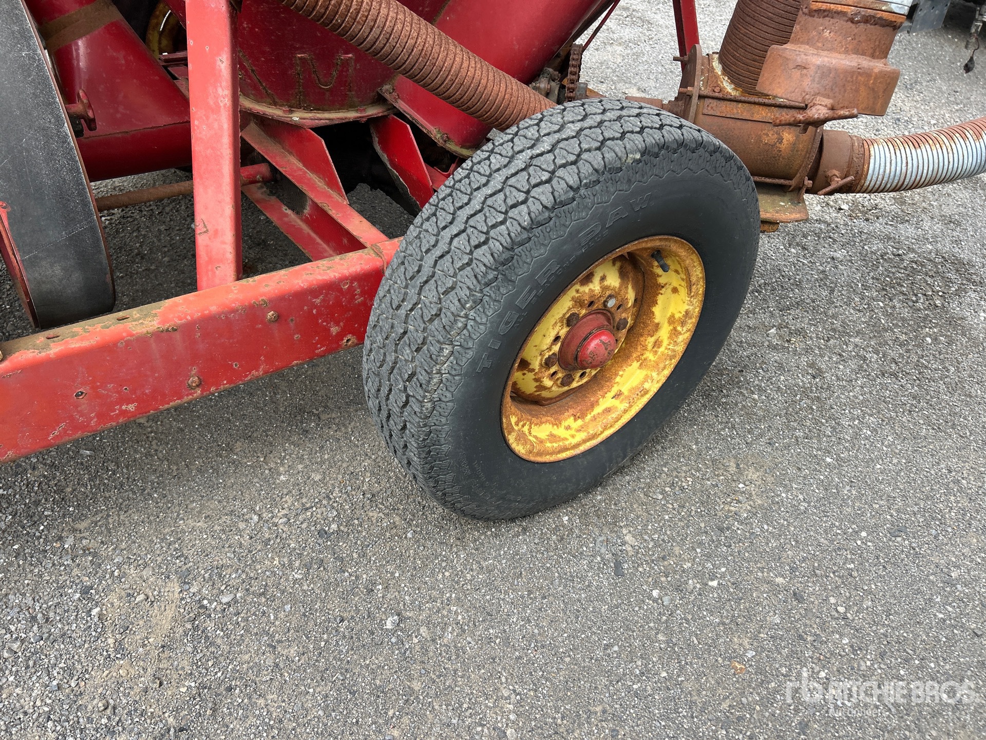 New Holland 352