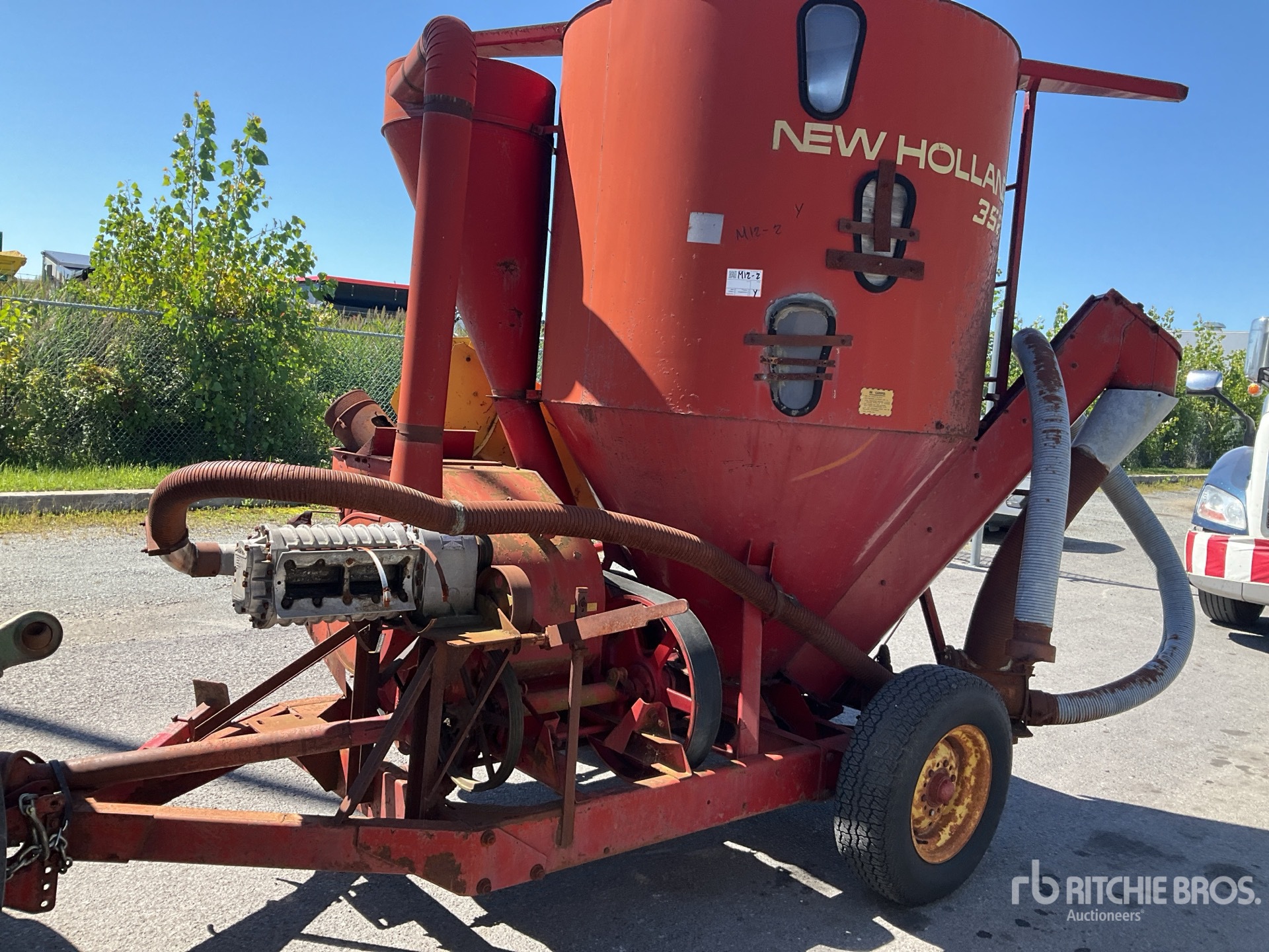 Photo of New Holland 352