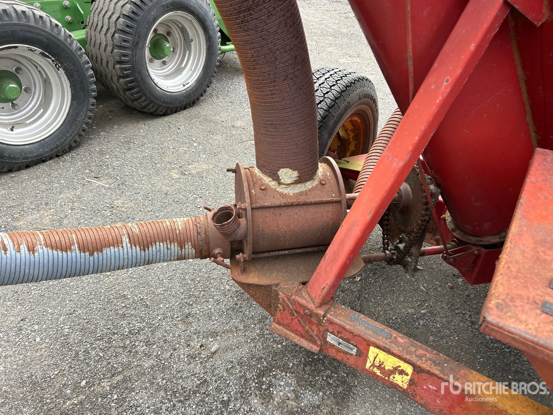 New Holland 352