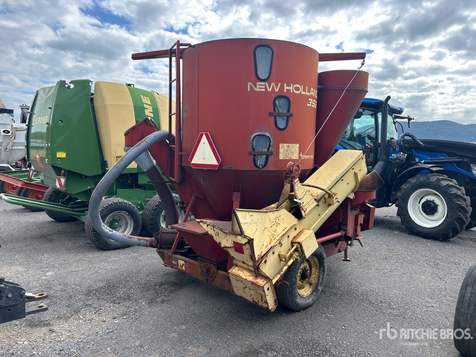 New Holland 352