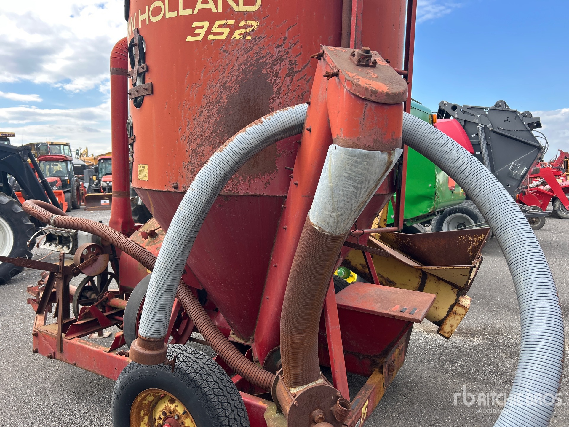 New Holland 352