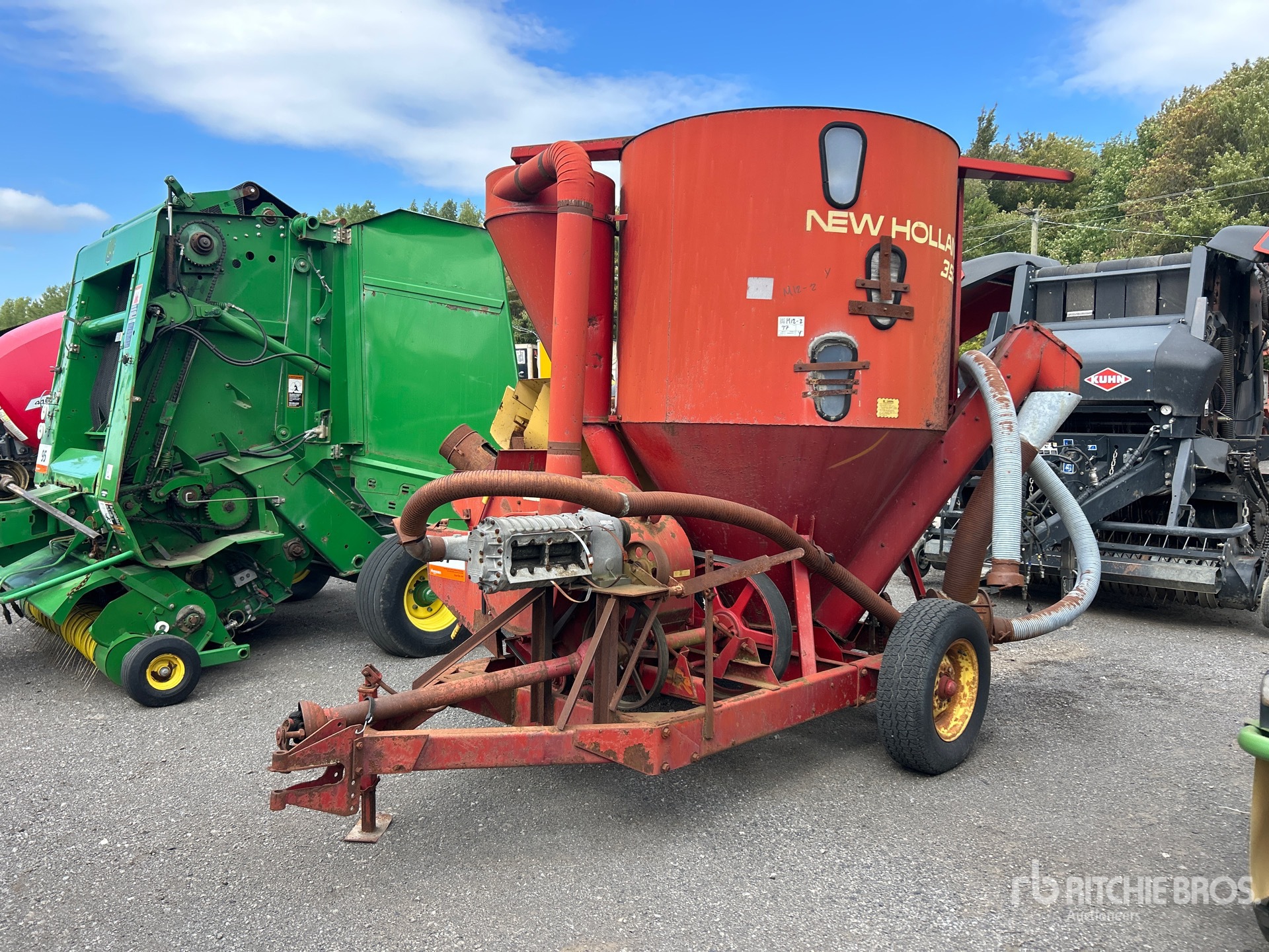  New Holland 352