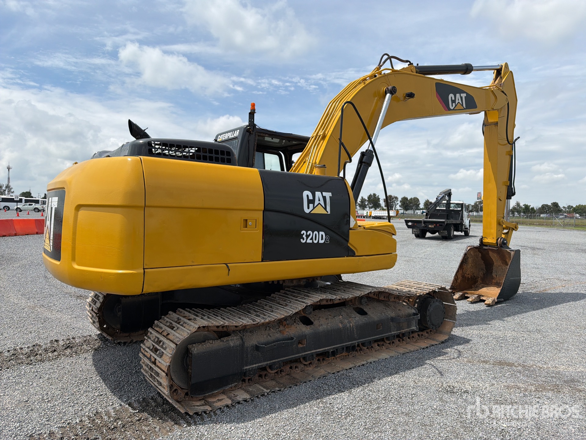 2015 Caterpillar 320D2