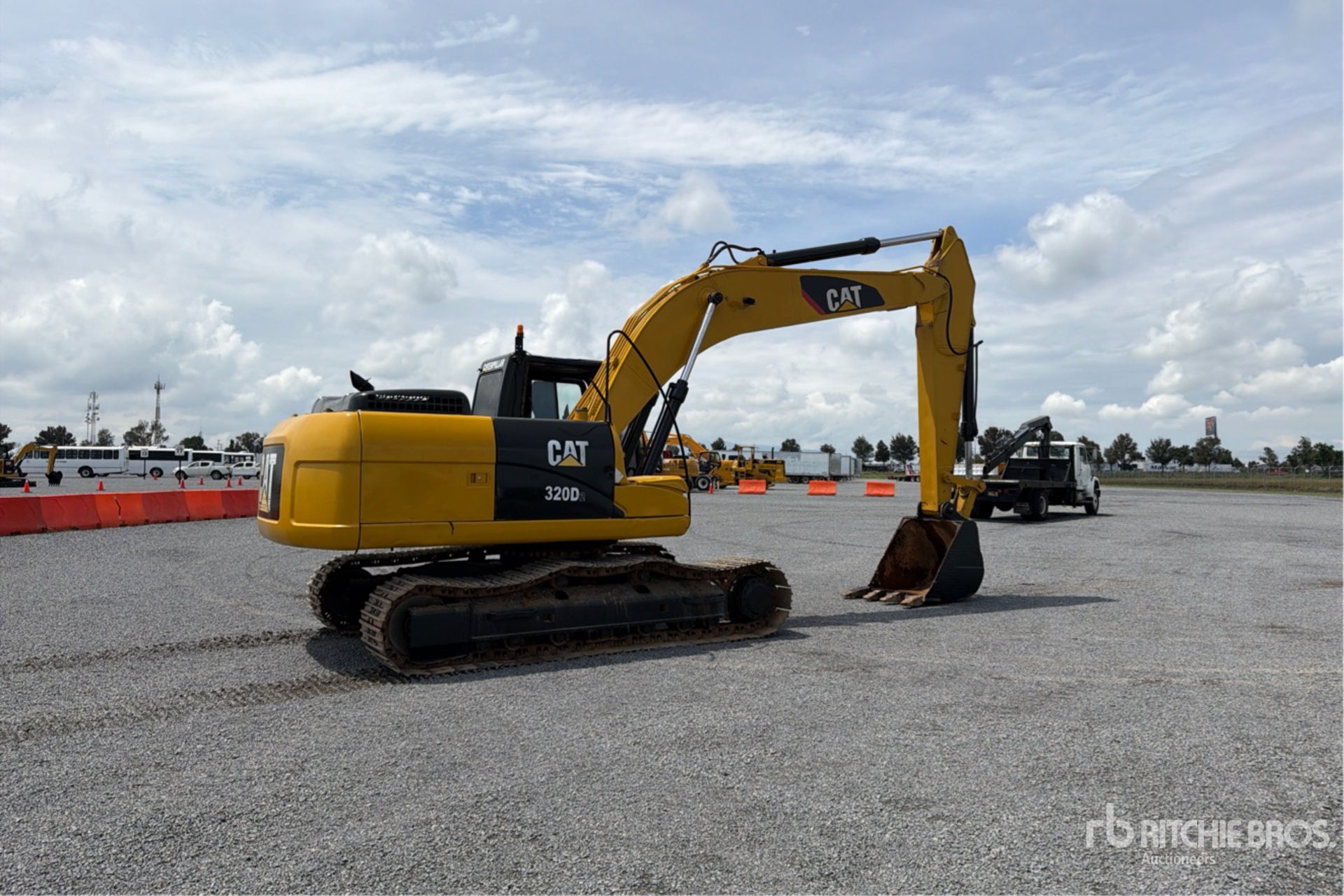 2015 Caterpillar 320D2