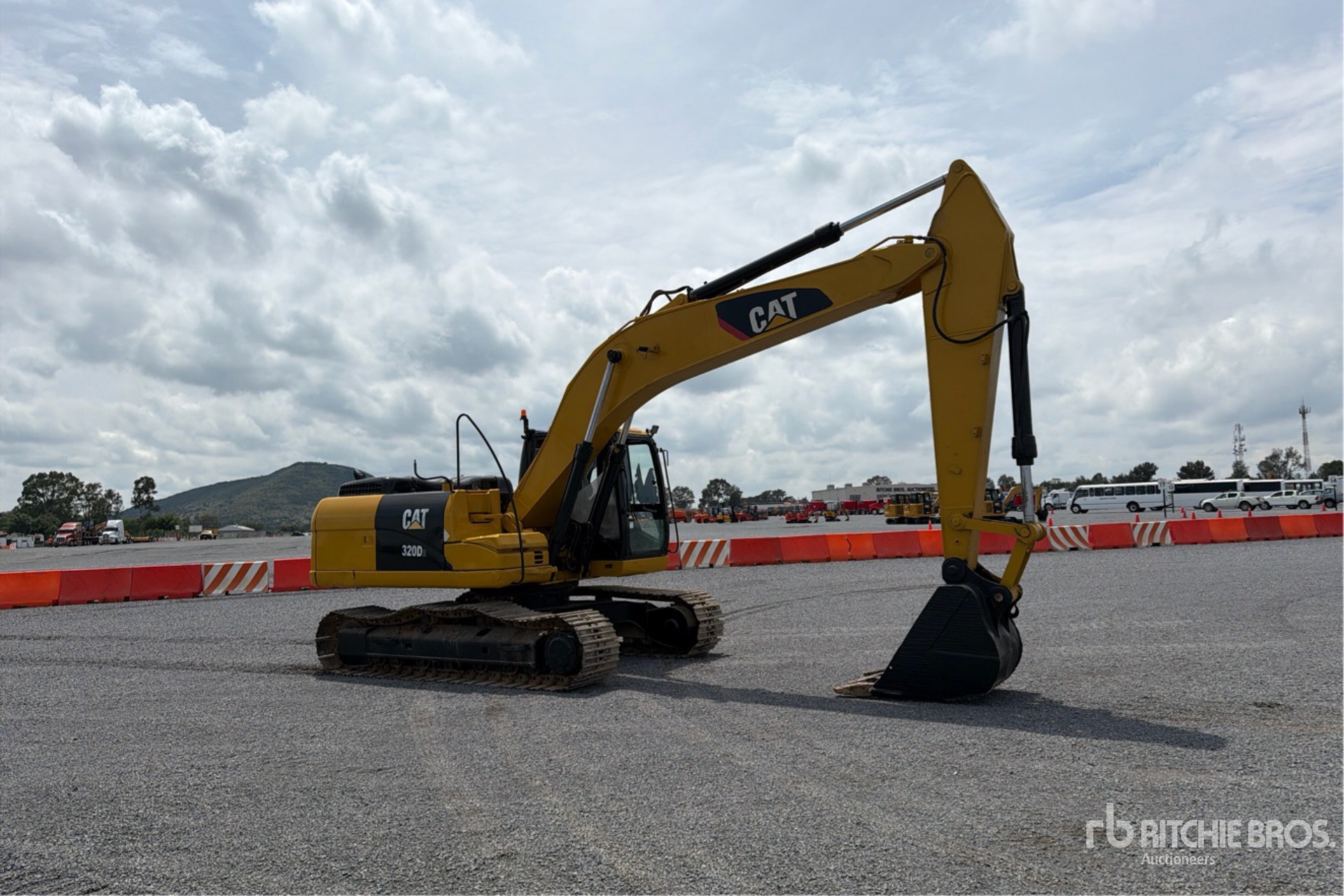 2015 Caterpillar 320D2